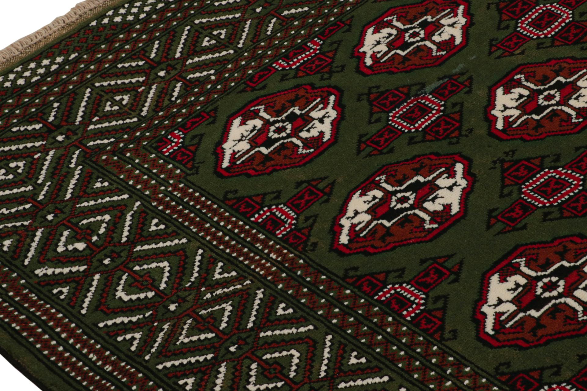 Annodato a mano Tappeto Baluch contemporaneo di Rug & Kilim con motivi rossi e verdi in vendita