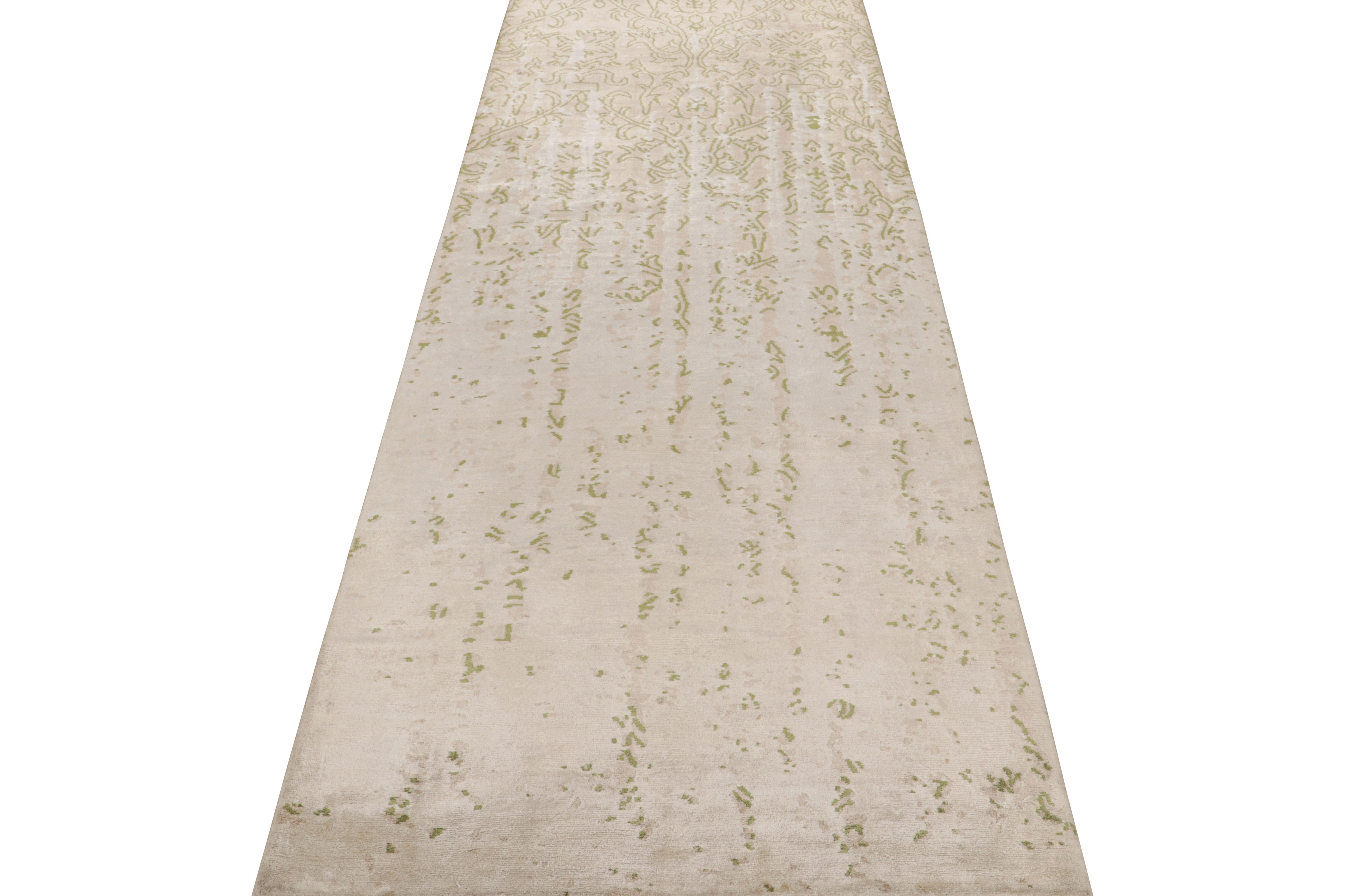 Moderne Tapis contemporain Kilim's Beige Green Runner en soie à motifs floraux géométriques en vente