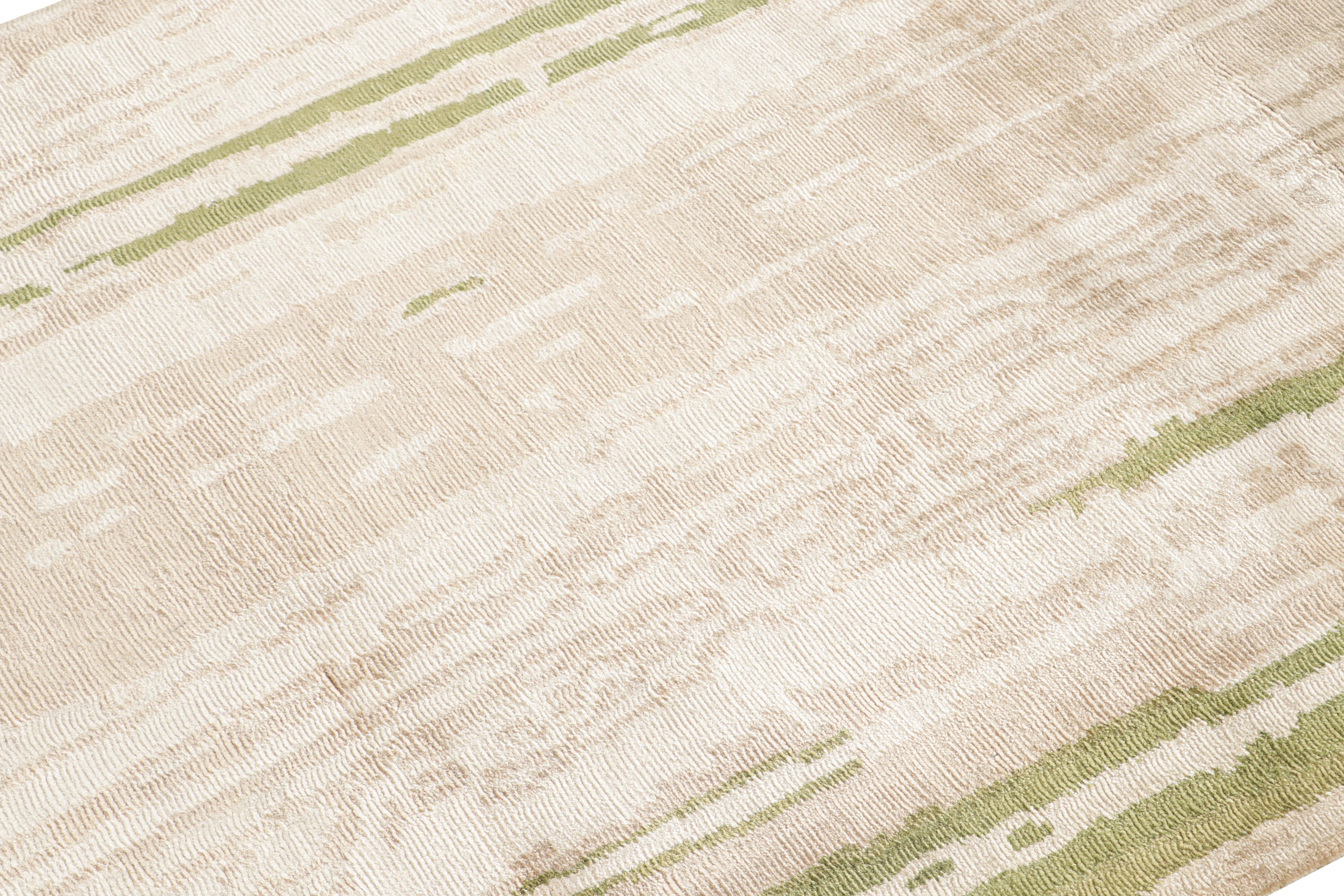 Dieser moderne Läufer aus handgeknüpfter Seide ist eine der jüngsten gefeierten Ergänzungen der New & Modern-Kollektion von Rug & Kilim. Er ist ein Design aus einem unverwechselbaren Dreierpack von Mustern, die entweder einzeln verkauft oder zu