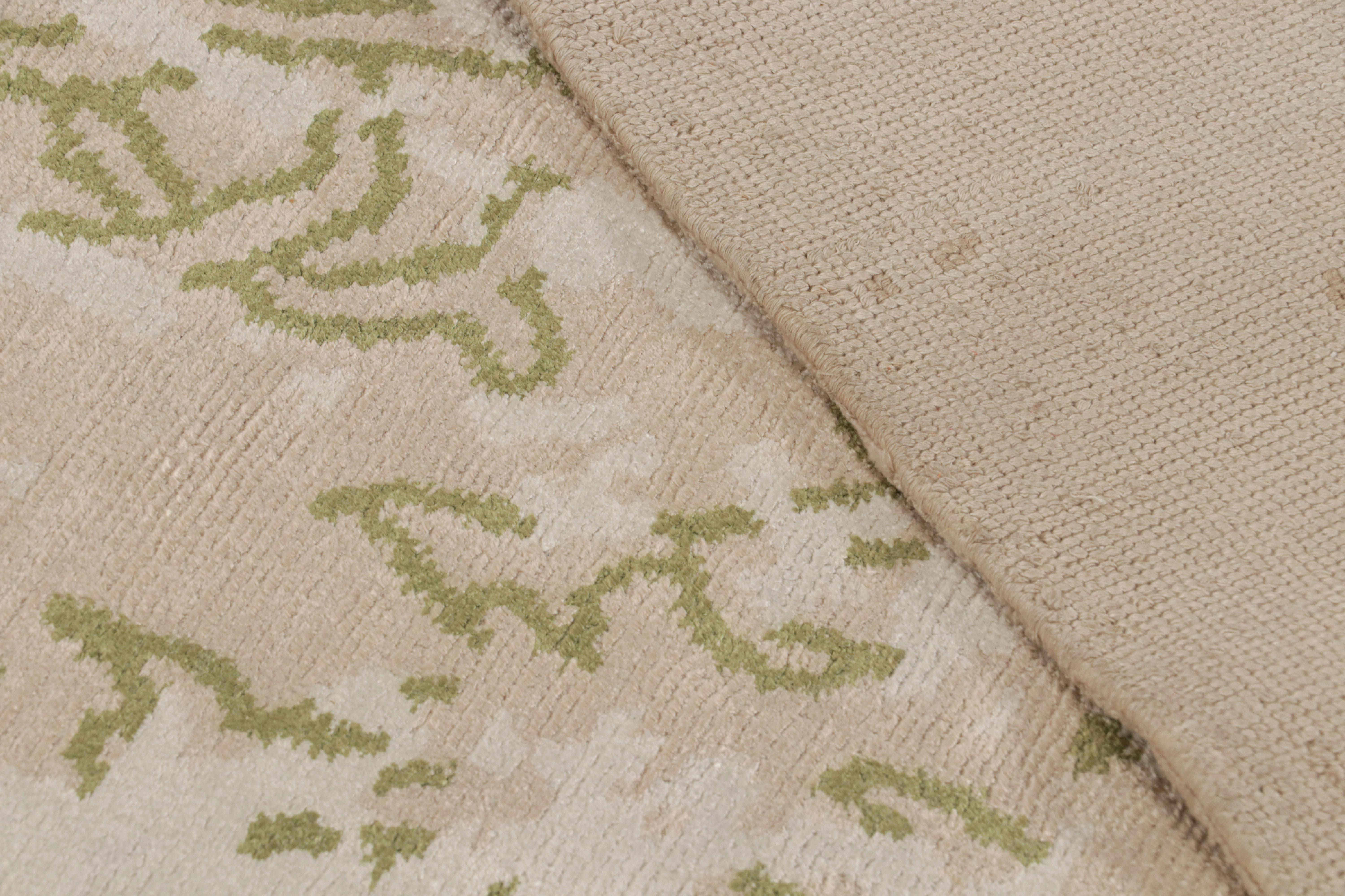 Fin du 20e siècle Tapis contemporain Kilim's Beige Green Runner en soie à motifs floraux géométriques en vente