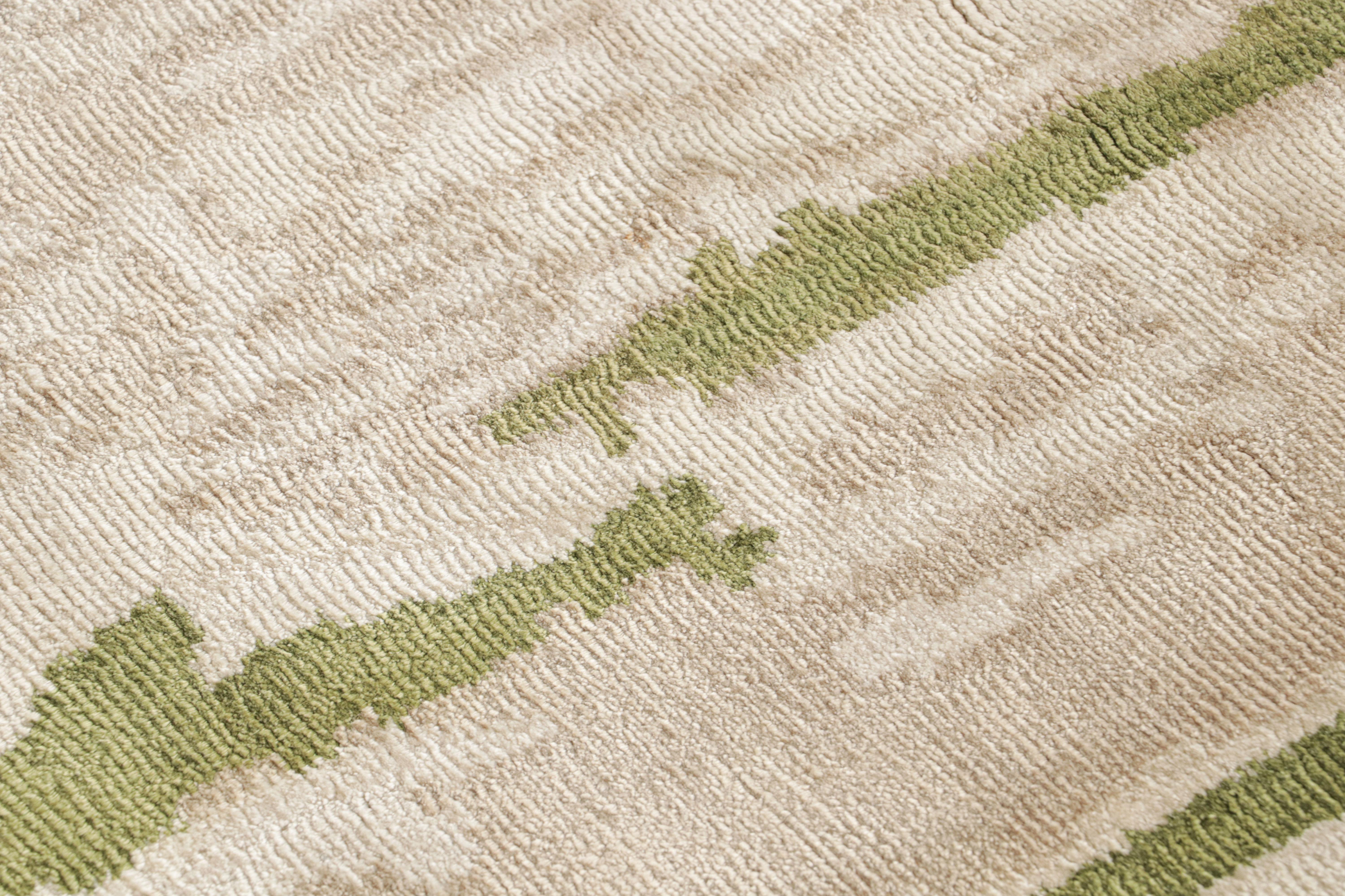 Alfombra de seda floral geométrica beige verde contemporánea de Rug & Kilim en Nuevo estado para la venta en Long Island City, NY