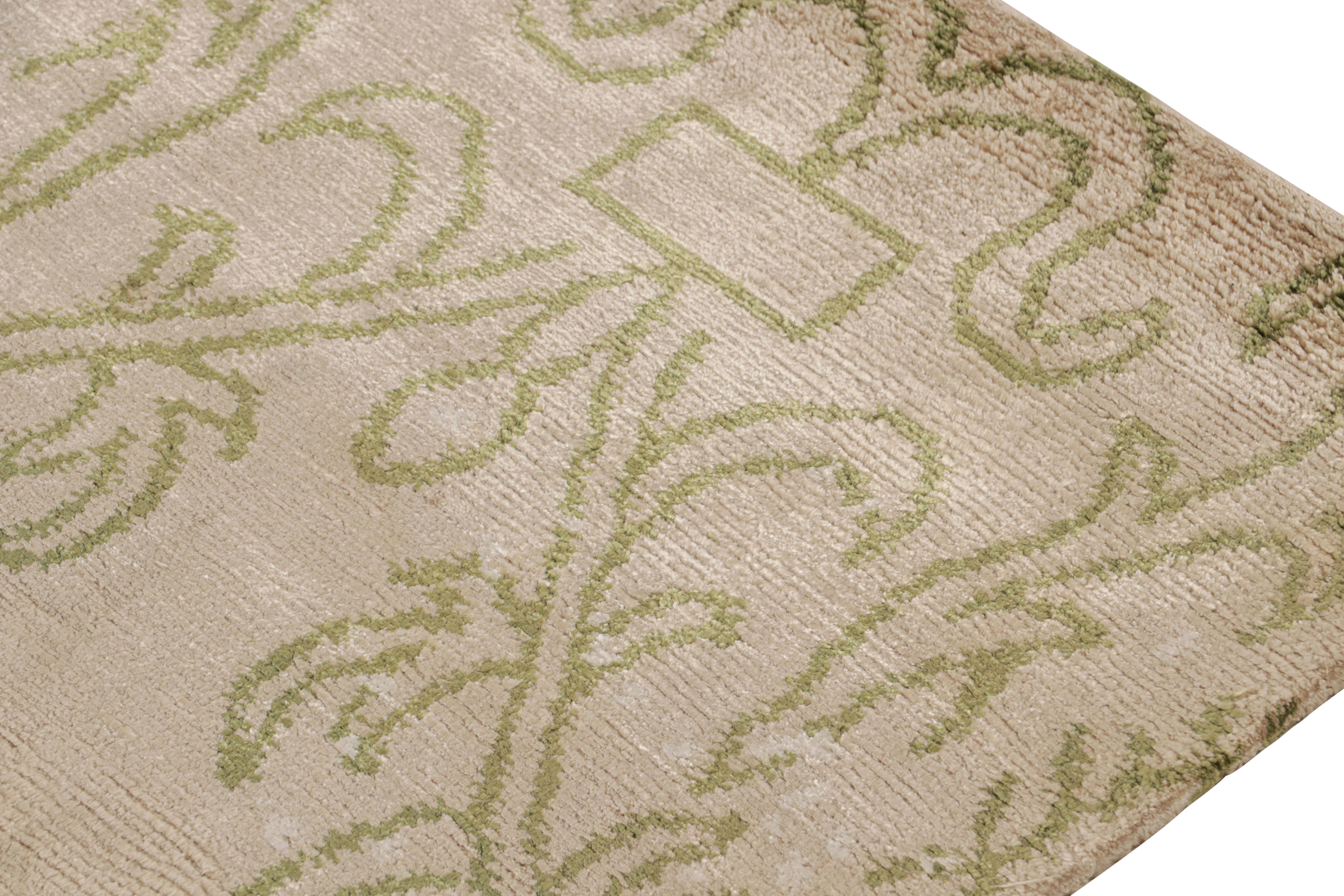Noué à la main Tapis contemporain Kilim's Beige Green Runner en soie à motifs floraux géométriques en vente