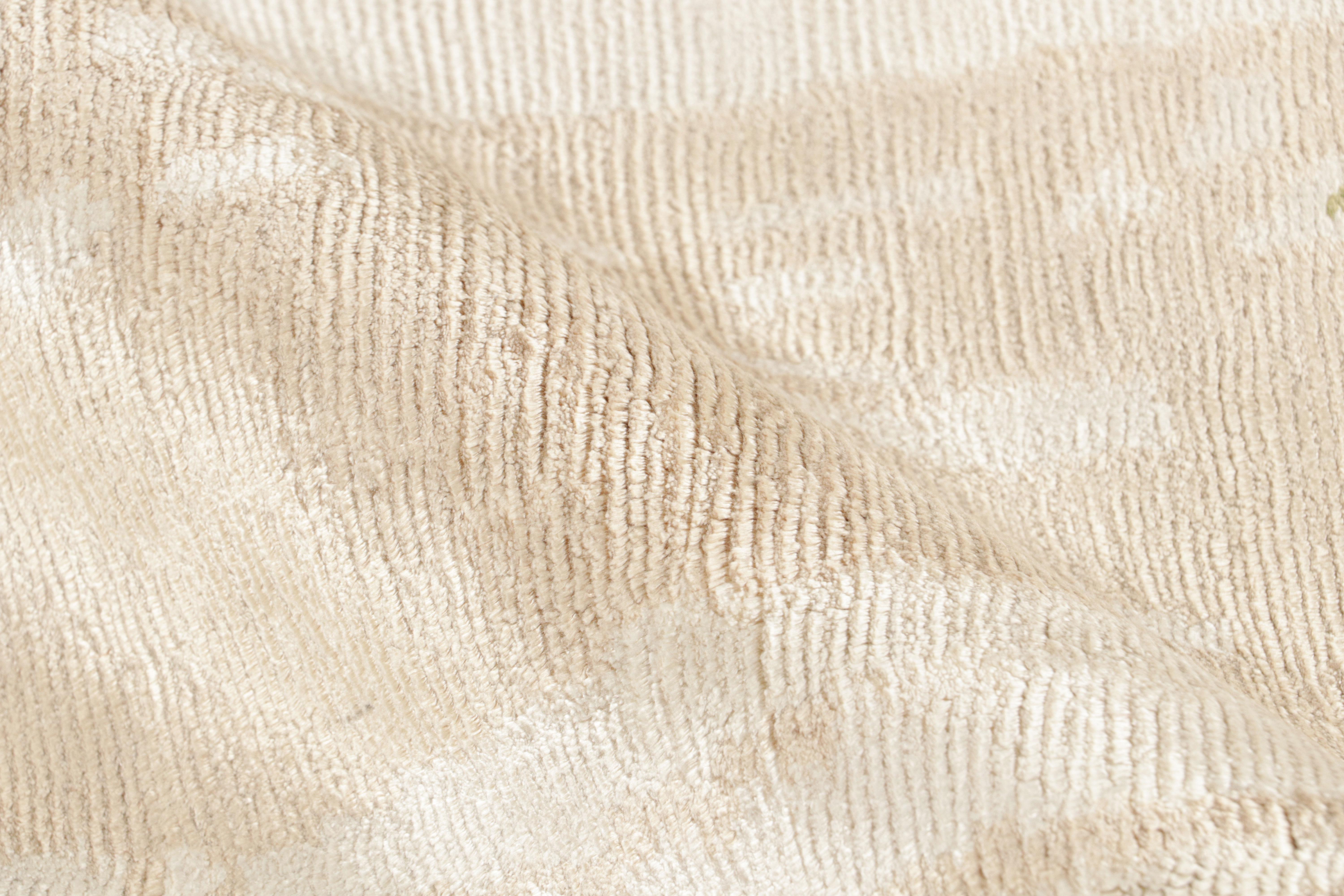 Alfombra de seda floral geométrica beige verde contemporánea de Rug & Kilim Siglo XXI y contemporáneo en venta