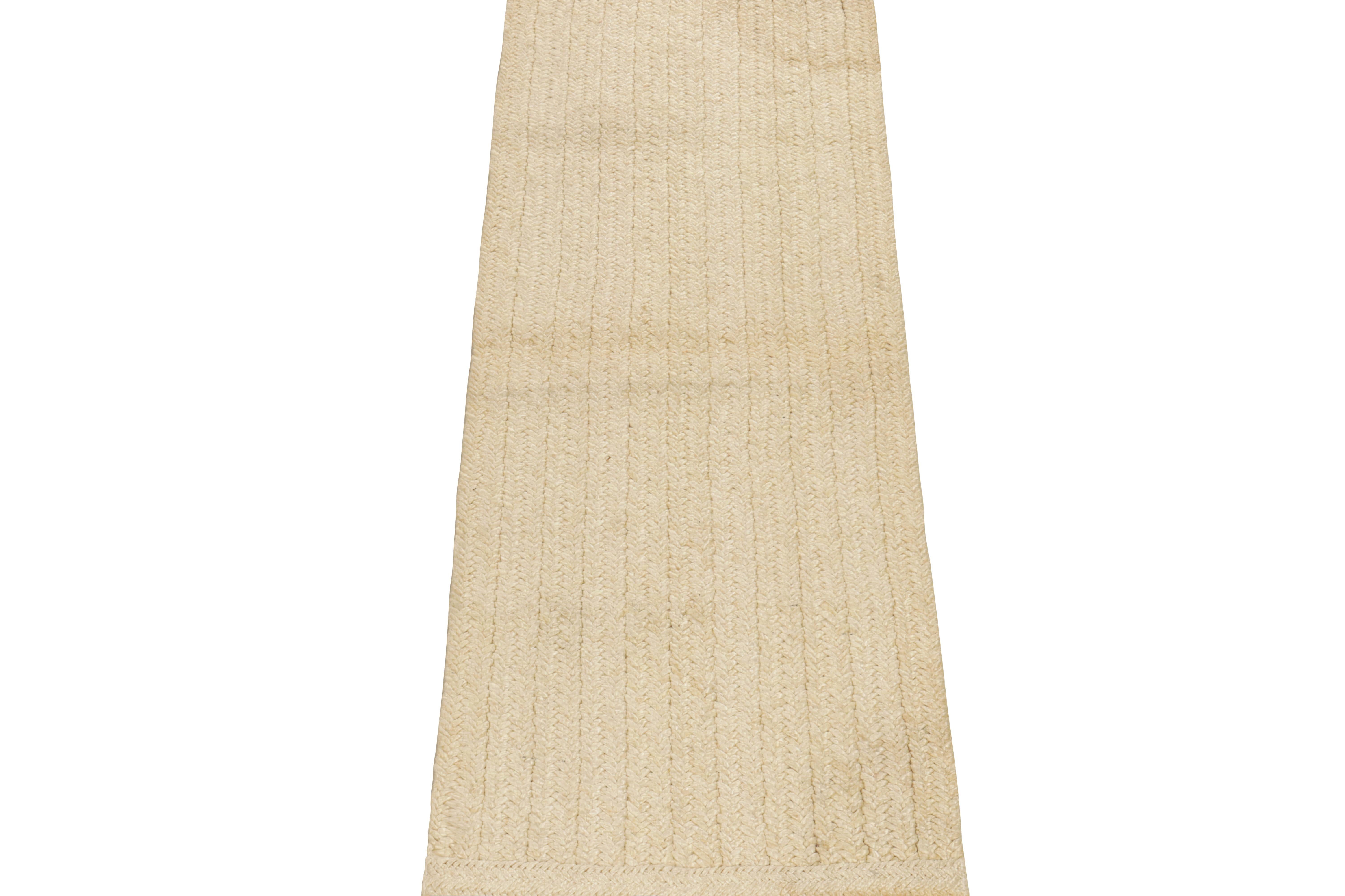 Der aus feiner Wolle geflochtene Läufer von Rug & Kilim ist eine raffinierte Interpretation moderner Ästhetik in ihrer Kollektion. Die Zöpfe blühen über die Skala in gebrochenem Weiß und cremefarbenen Beigetönen auf und sorgen so für eine