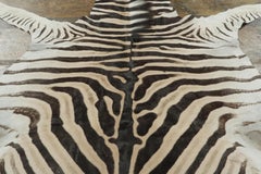 Tapis contemporain en peau de zèbre de Burchell aux rayures noires classiques, proposé par Rug & Kilim