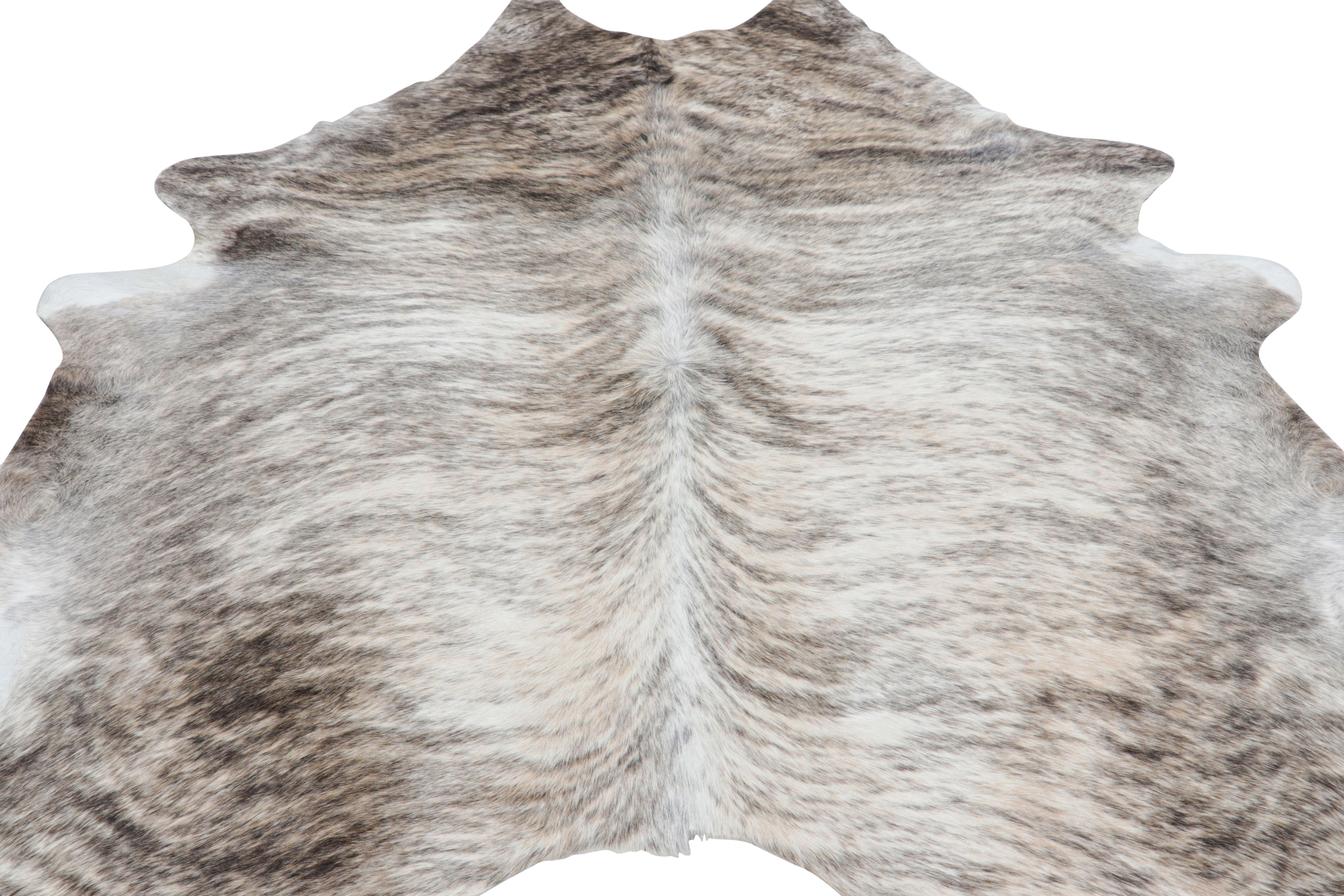Ce tapis en peau de vache 7x9 est une pièce contemporaine de la collection de tapis en peau et tannés de Rug & Kilim. 

Sur le Design : 

La fourrure entièrement naturelle présente des rayures ondulées dans les tons beige-brun, gris et blanc, avec