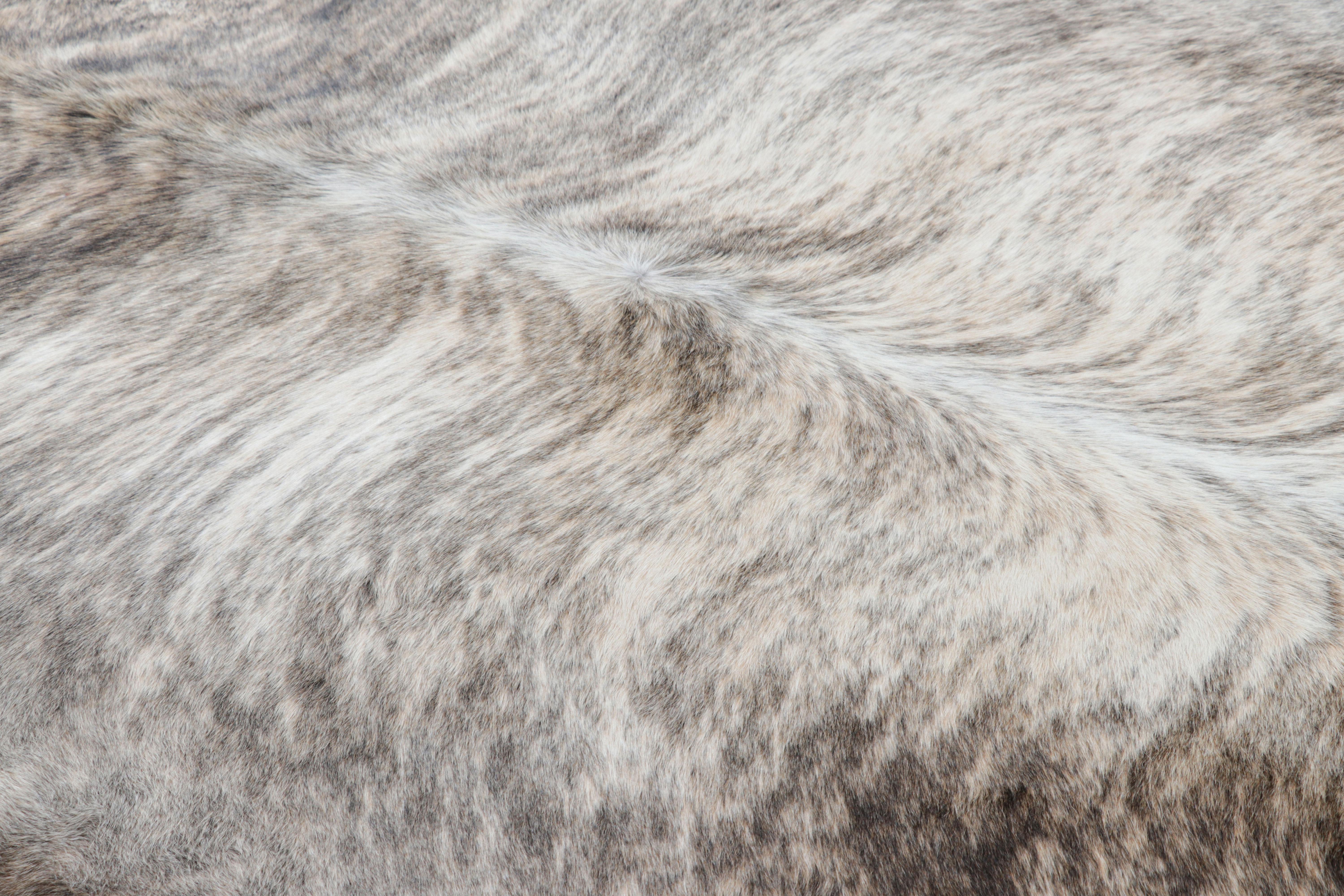 Moderno Rug & Kilim è un tappeto contemporaneo in pelle di mucca nei toni del beige-marrone, grigio e bianco. in vendita