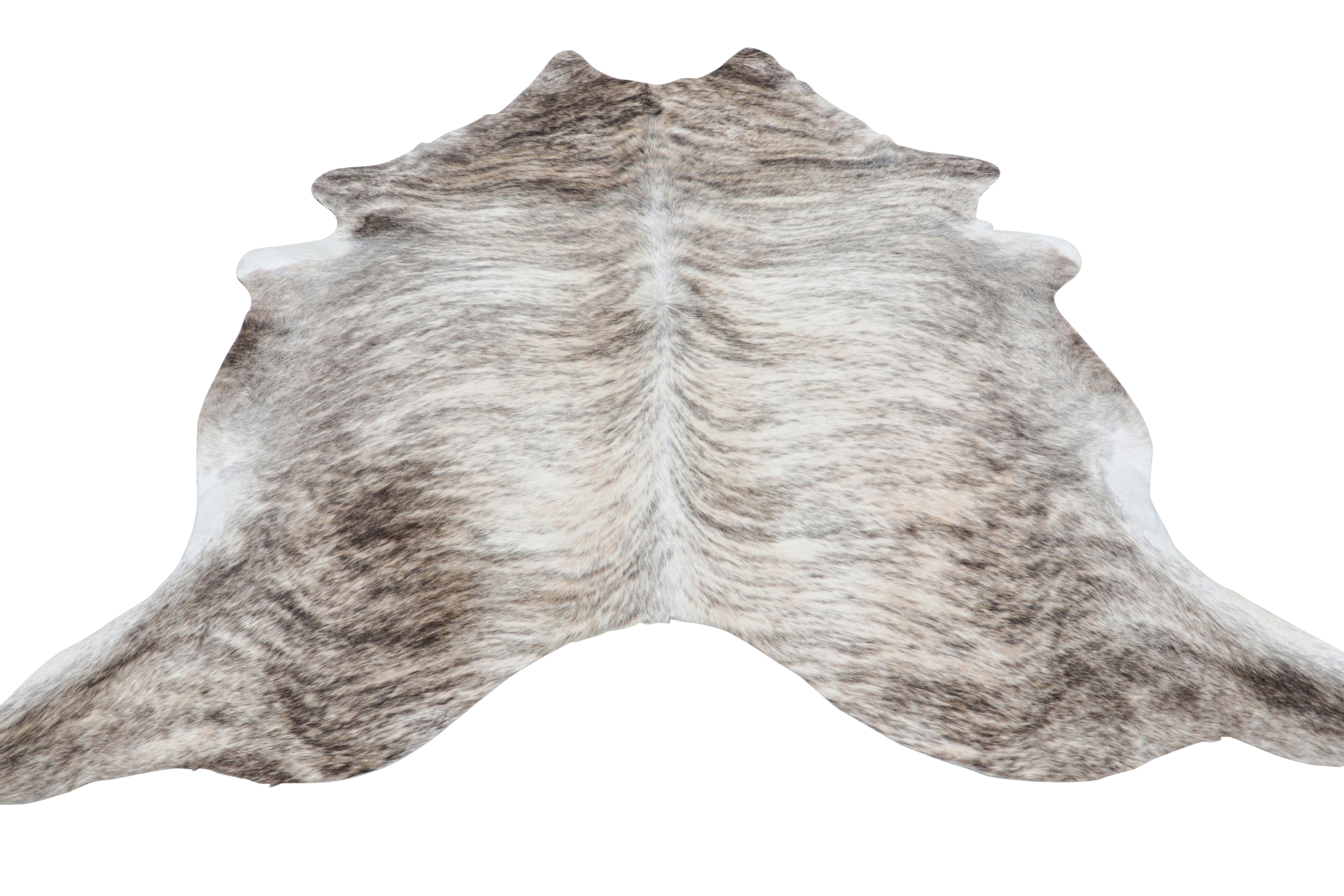 Brasiliano Rug & Kilim è un tappeto contemporaneo in pelle di mucca nei toni del beige-marrone, grigio e bianco. in vendita