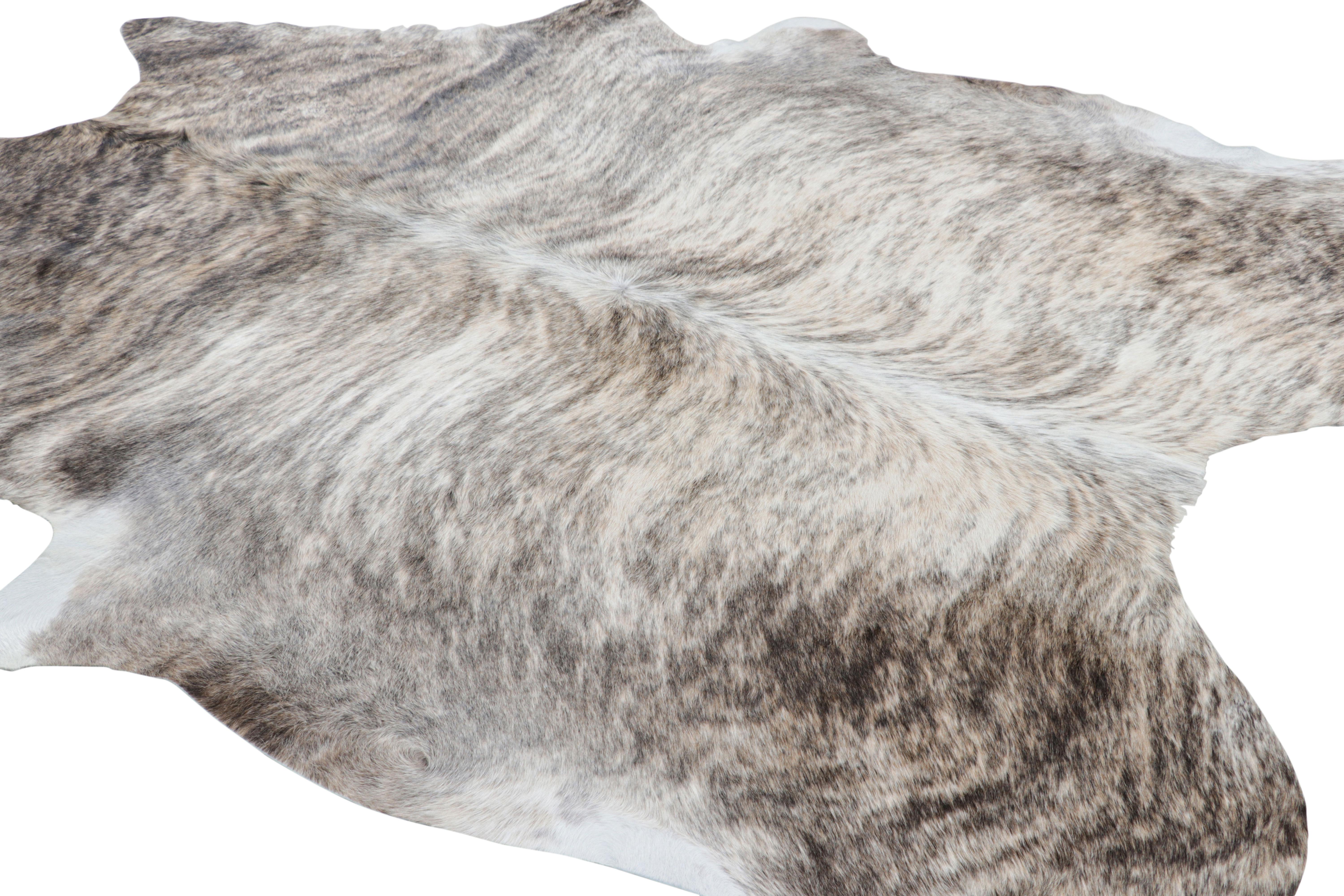 Annodato a mano Rug & Kilim è un tappeto contemporaneo in pelle di mucca nei toni del beige-marrone, grigio e bianco. in vendita