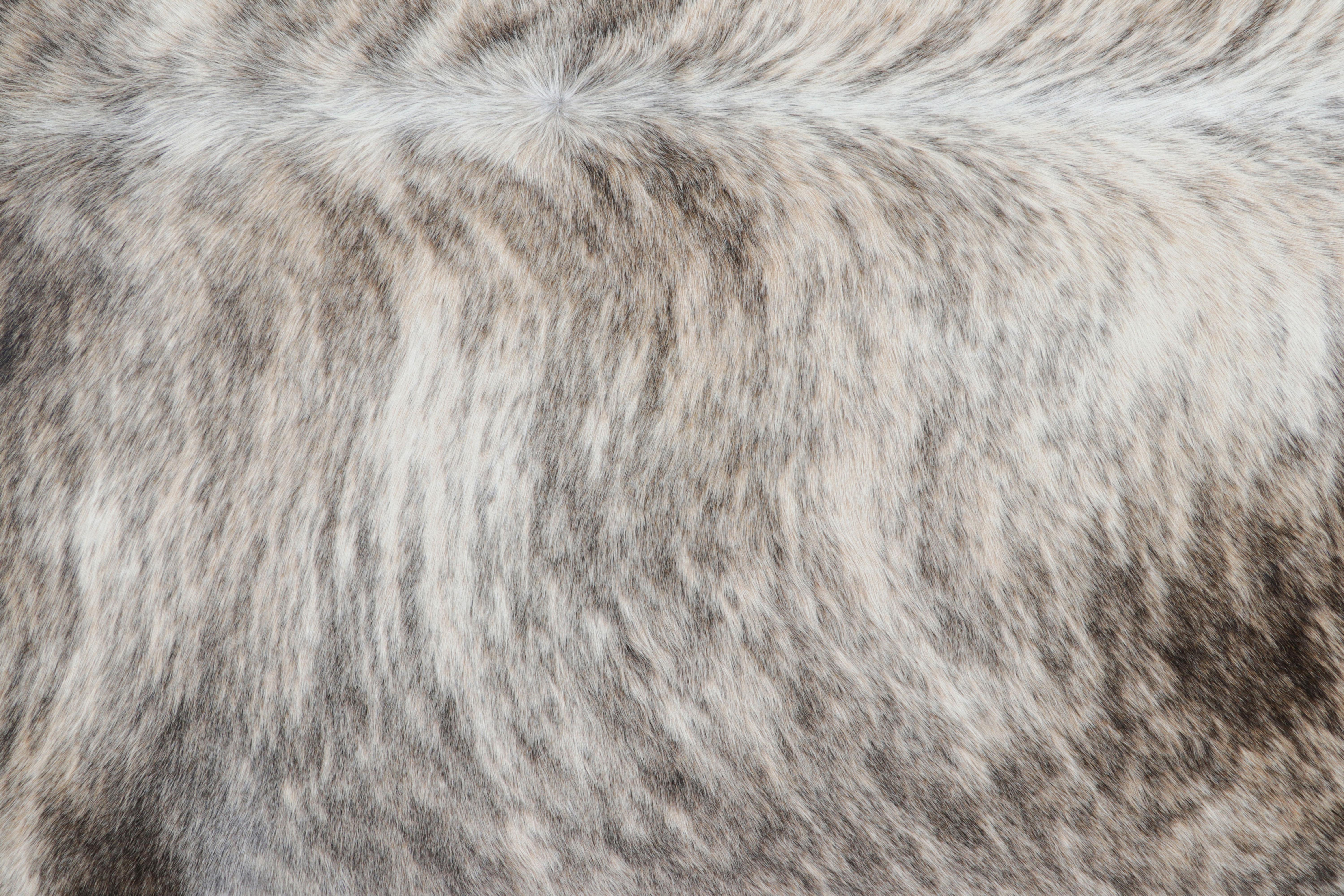 Rug & Kilim è un tappeto contemporaneo in pelle di mucca nei toni del beige-marrone, grigio e bianco. In condizioni Nuovo in vendita a Long Island City, NY