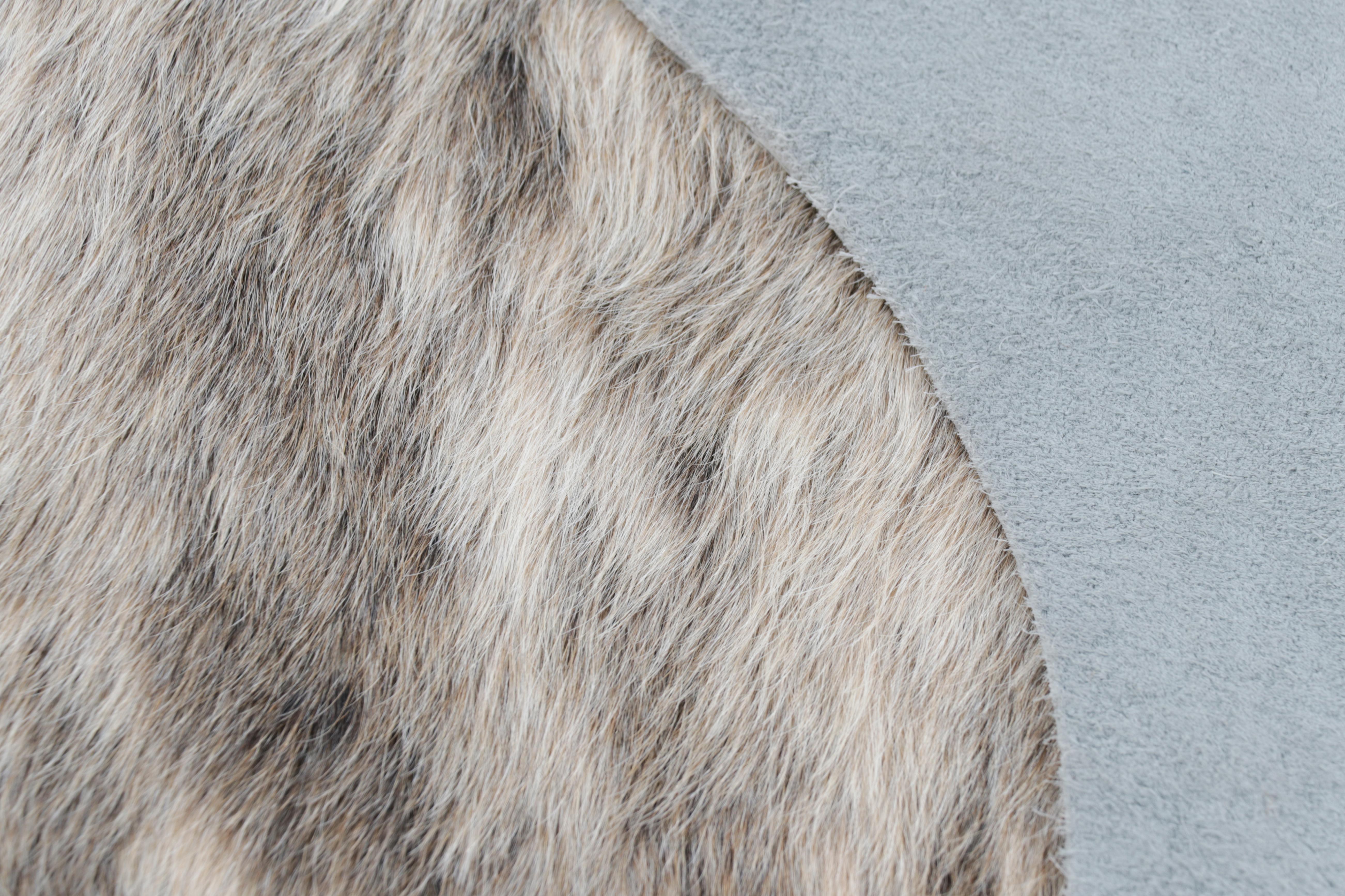 XXIe siècle et contemporain Tapis en peau de vache contemporain de Rug & Kilim dans les tons beige-brun, gris et blanc en vente