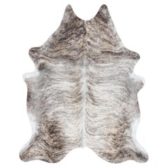 Tapis en peau de vache contemporain de Rug & Kilim dans les tons beige-brun, gris et blanc