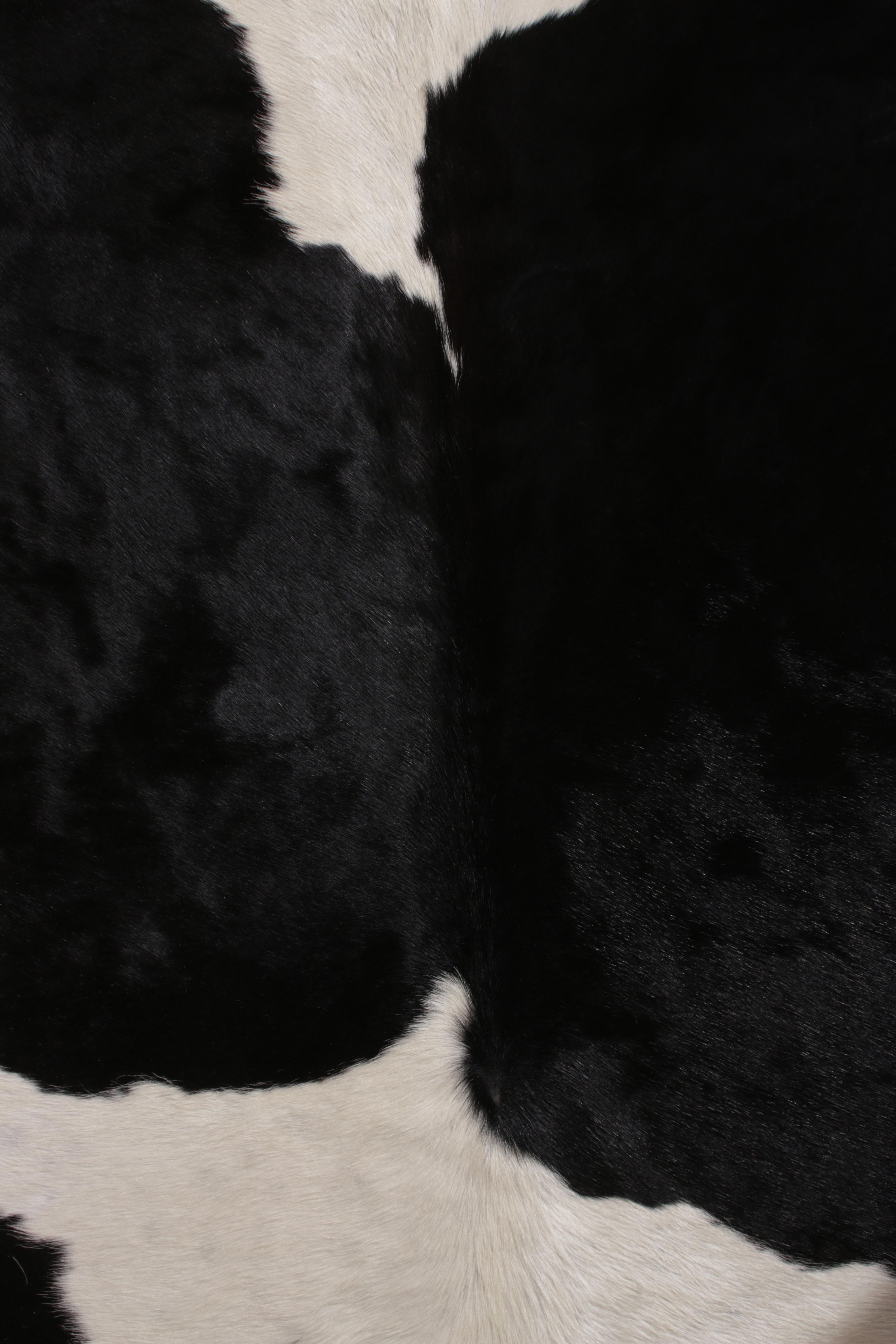 Annodato a mano Rug & Kilim - Tappeto contemporaneo in pelle di mucca in bianco e nero in vendita