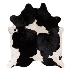 Alfombra contemporánea de piel de vaca en blanco y negro de Rug & Kilim