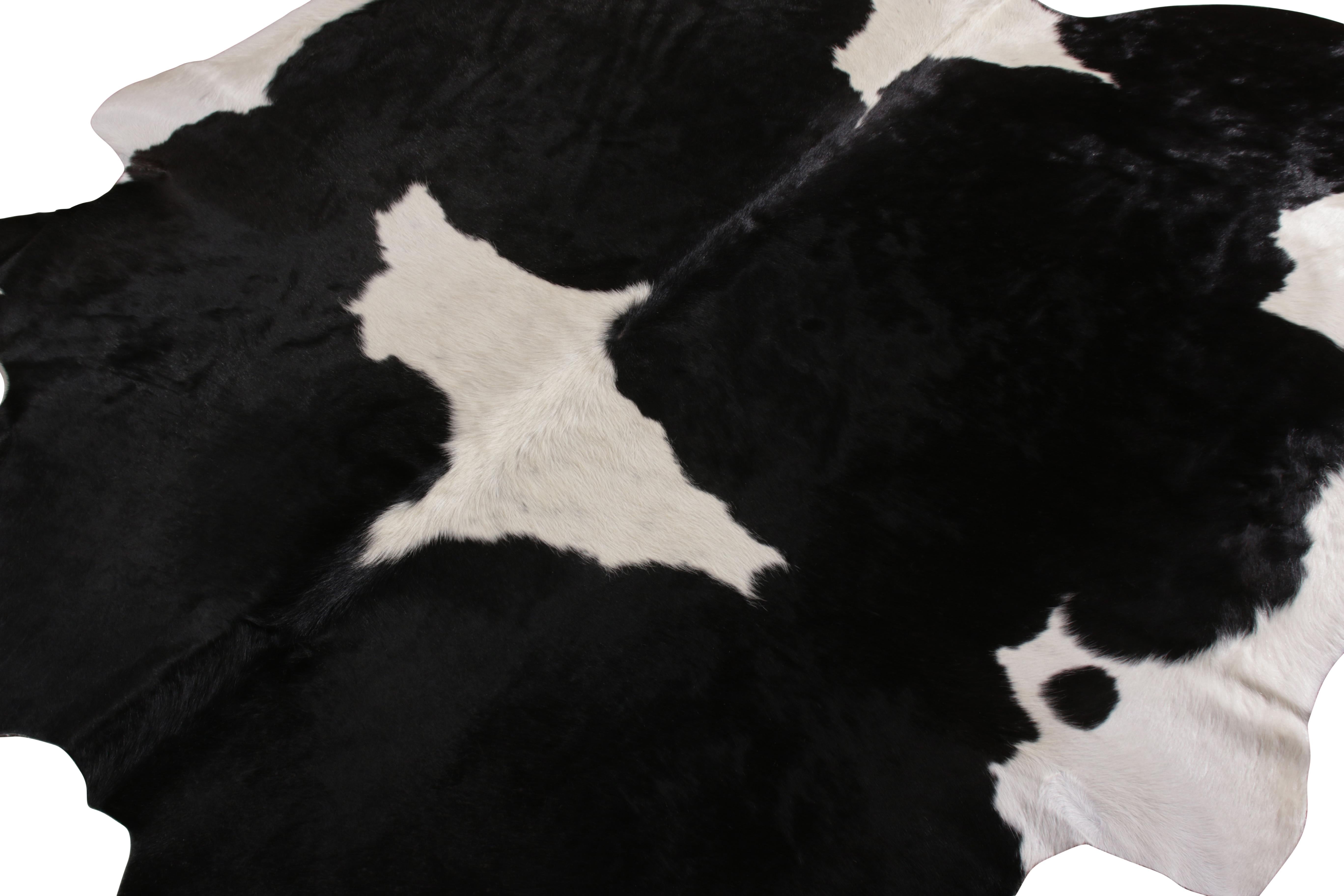 Brazilian Rug & Kilim’s Contemporary Cowhide Rug in Black and White For Sale