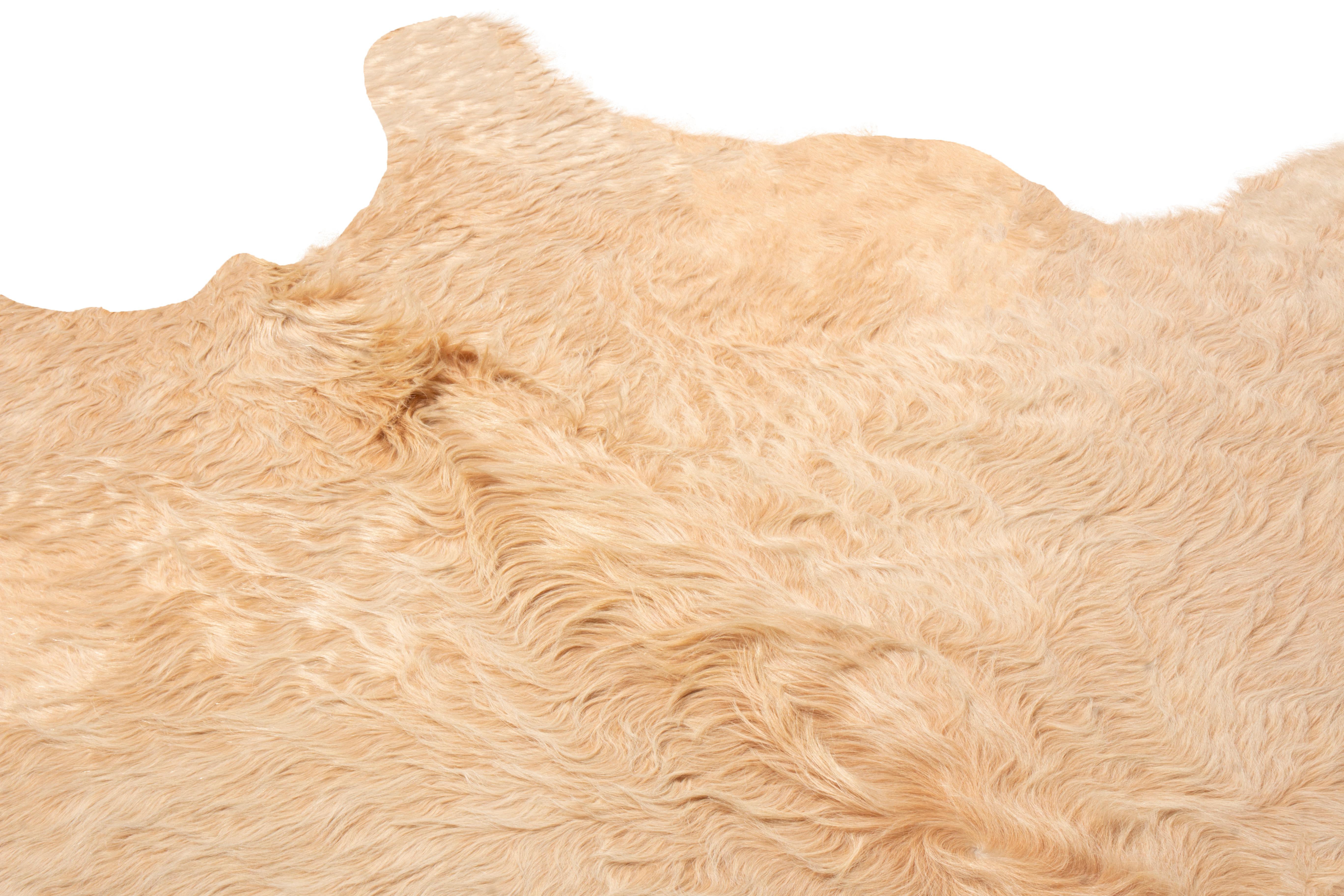 A 7x7 from Rug & Kilim’s line of handmade cowhide rugs. Enjoying a silky, lustrous sheen complementing the pallet of beige-brown with rose gold hints. A comfortable, textural choice, particularly well suited to country homes and rustic interiors.