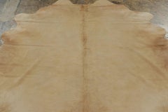 Tapis contemporain en peau de vache de Rug & Kilim, dans des tons beiges et marron doux