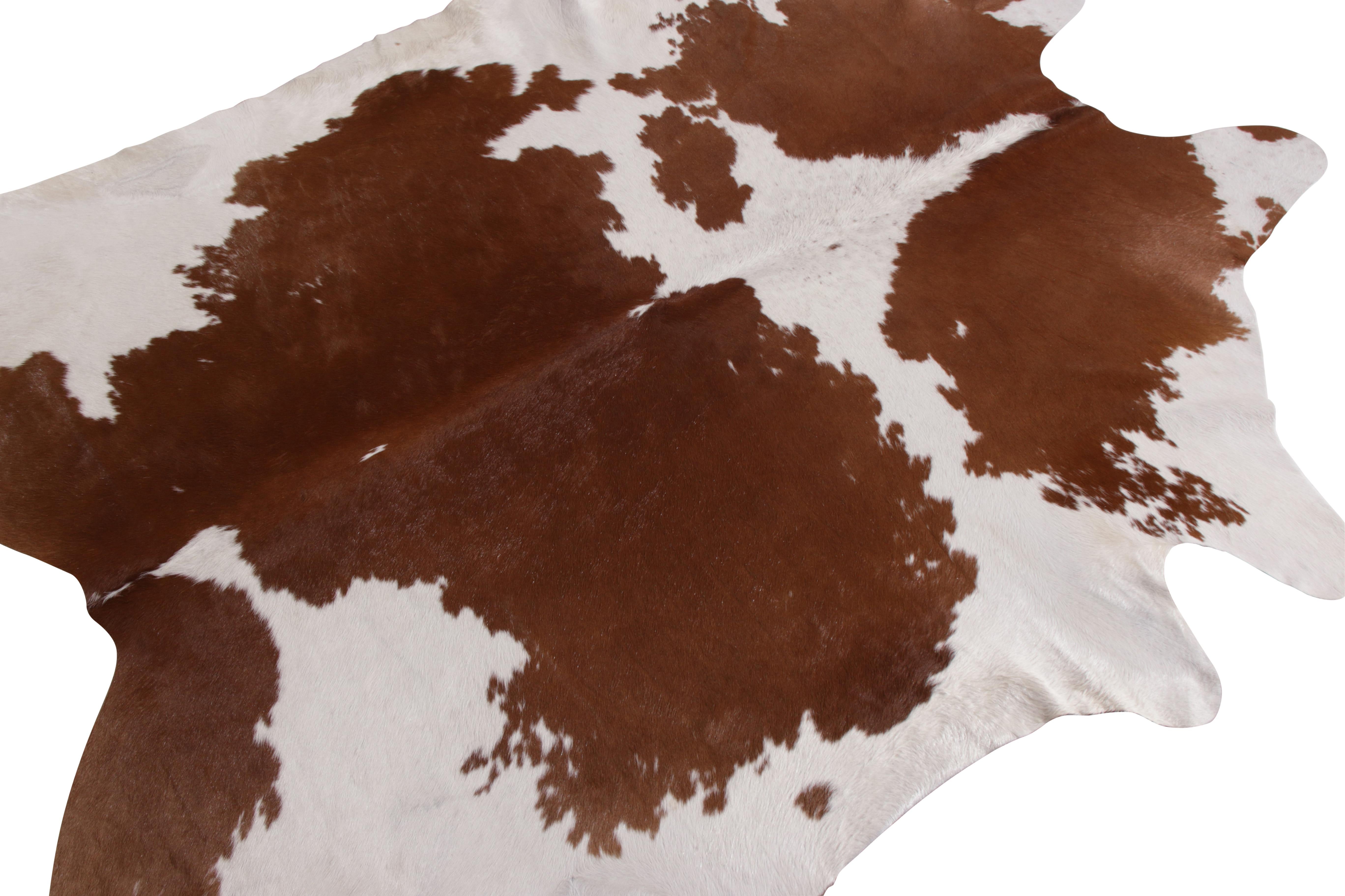 Brazilian Rug & Kilim’s Contemporary Cowhide Rug in White and Beige-Brown For Sale