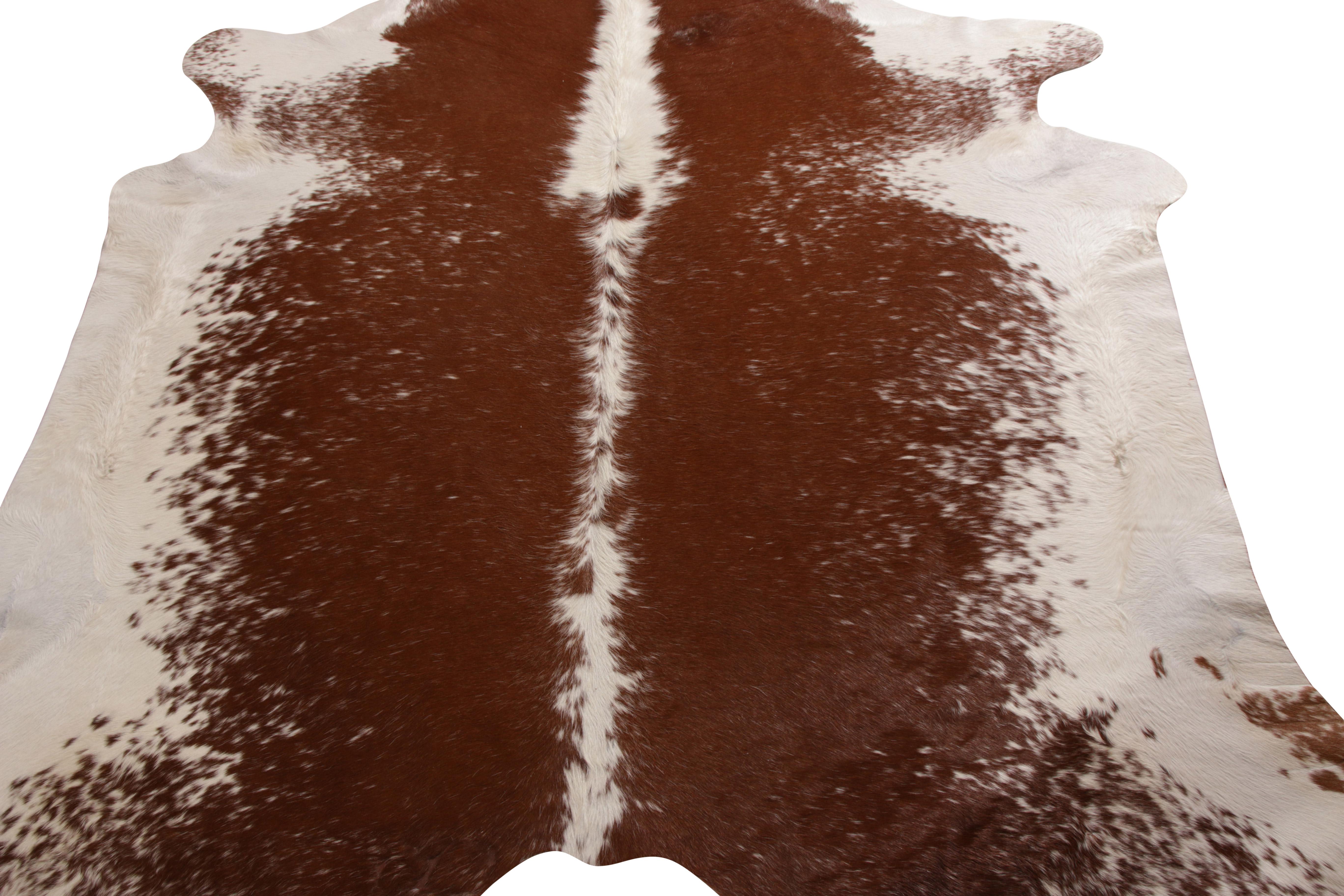 Brazilian Rug & Kilim’s Contemporary Cowhide Rug in White and Beige-Brown For Sale