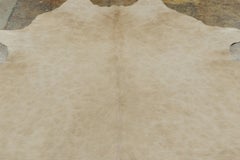 Tapis contemporain en peau de vache de Rug & Kilim, à la texture naturelle, dans des tons beige clair et marron