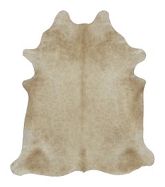 Tappeto contemporaneo in pelle di vacca di Rug & Kilim, con texture naturale nei toni del beige chiaro e del marrone
