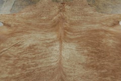 Tapis contemporain en peau de vache de Rug & Kilim, à rayures ondulées dans des tons marron et beige