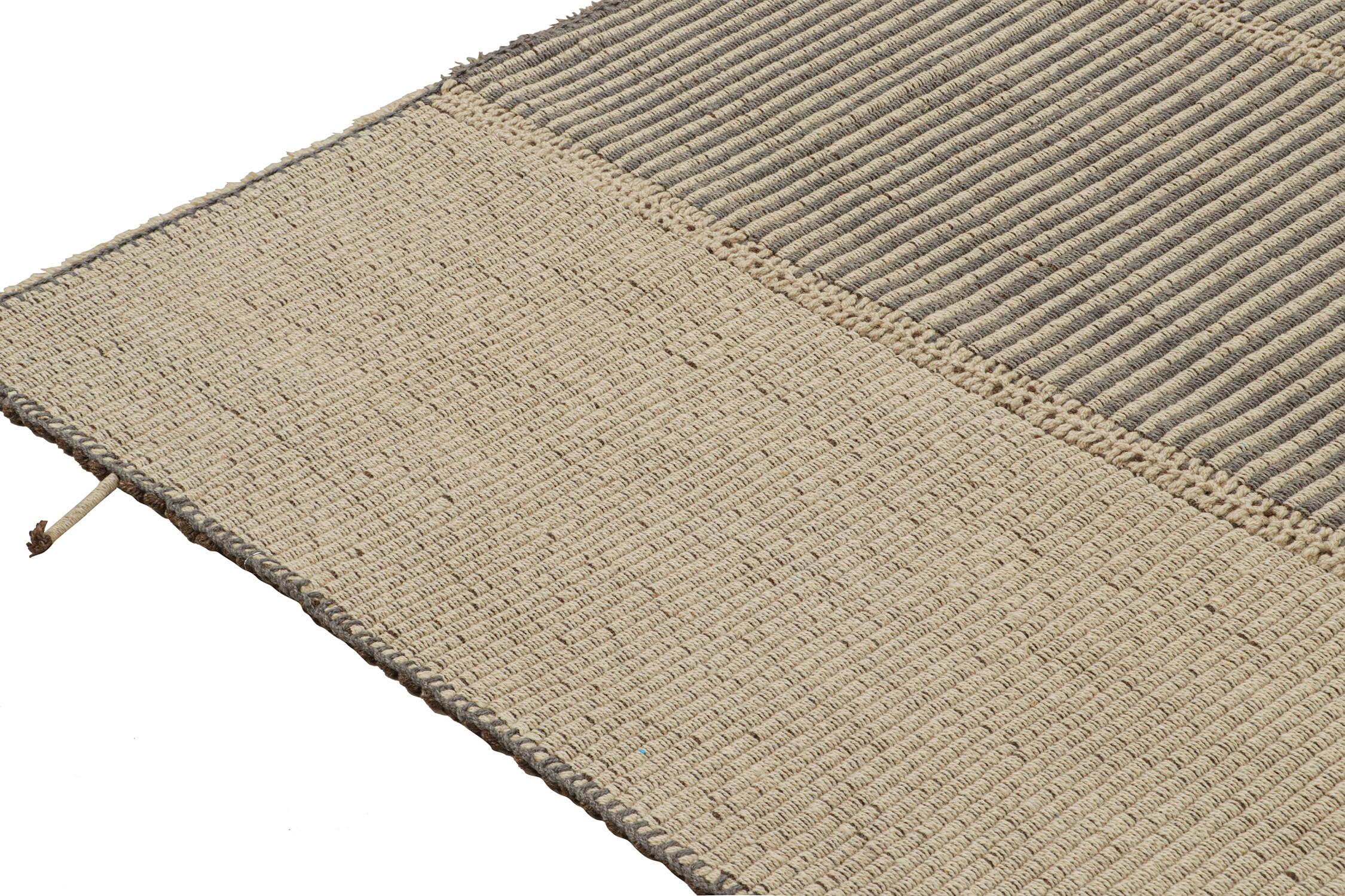 Noué à la main Design contemporain de kilim sur mesure de Rug & Kilim en beige-marron et gris en vente