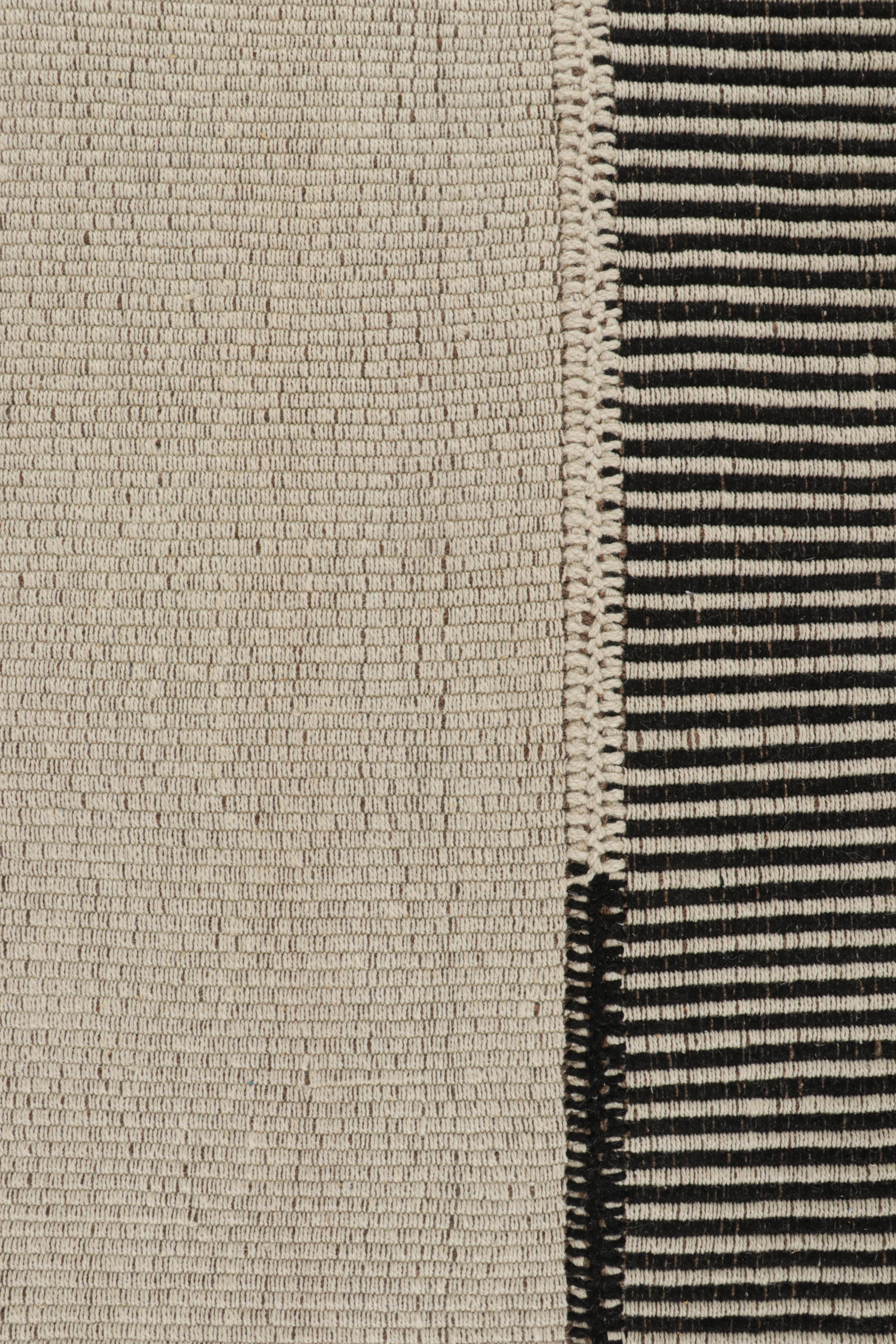 Moderne Rug & Kilim's Contemporary Custom Kilim Design in Black & White (design contemporain de tapis sur mesure en noir et blanc) en vente