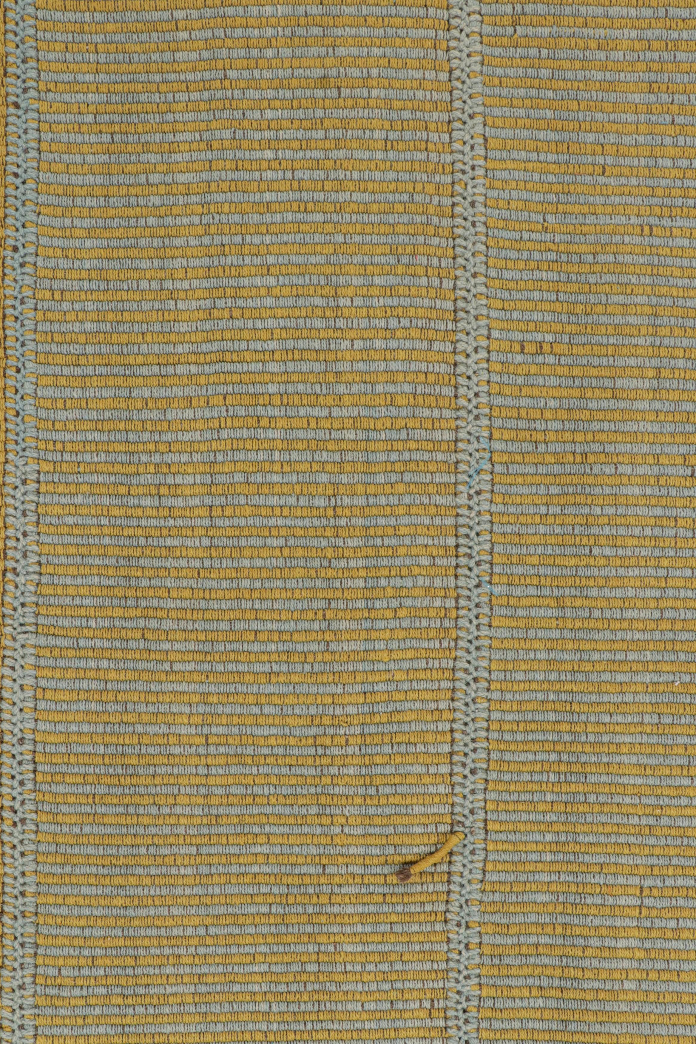 Rug & Kilim's Contemporary Custom Kilim Design in Gold und blauen Streifen im Zustand „Neu“ im Angebot in Long Island City, NY