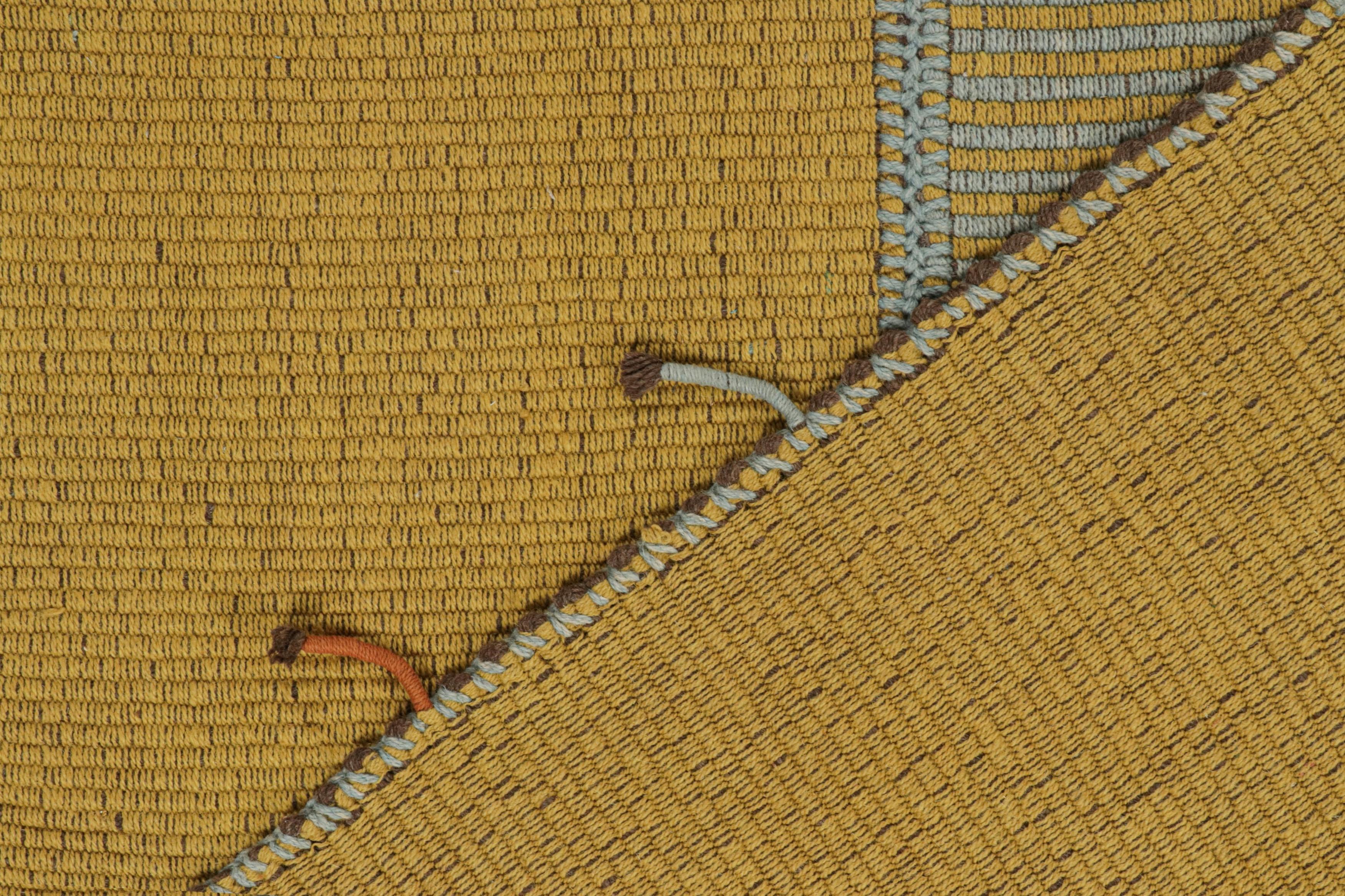 XXIe siècle et contemporain Rug & Kilim's Contemporary Custom Kilim Design in Gold and Blue Stripes (Motifs contemporains de tapis sur mesure à rayures bleues et dorées) en vente