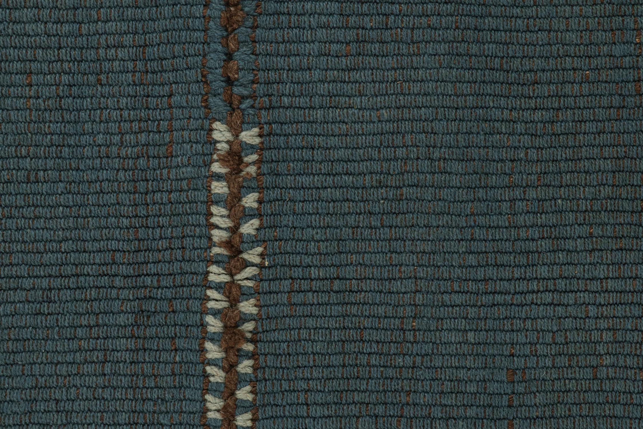 XXIe siècle et contemporain Tapis & Kilims Kilim contemporain personnalisé en bleu à rayures brunes en vente
