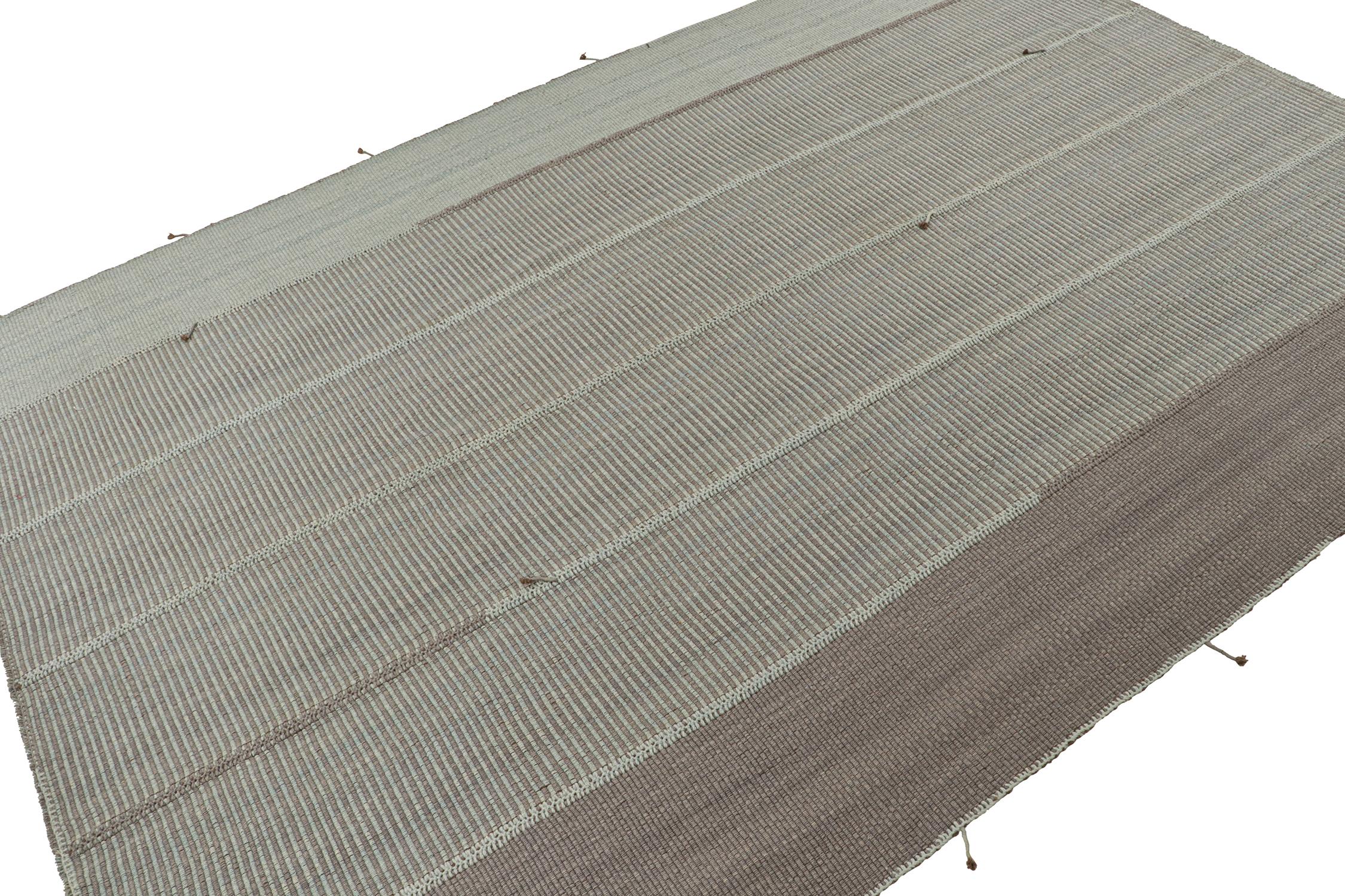 Moderne Kilim contemporain personnalisé de Rug & Kilim en bleu avec des rayures grises en vente