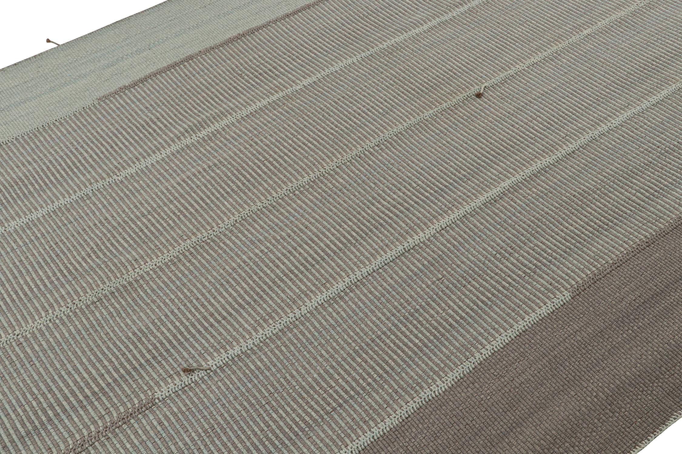 Perse Kilim contemporain personnalisé de Rug & Kilim en bleu avec des rayures grises en vente