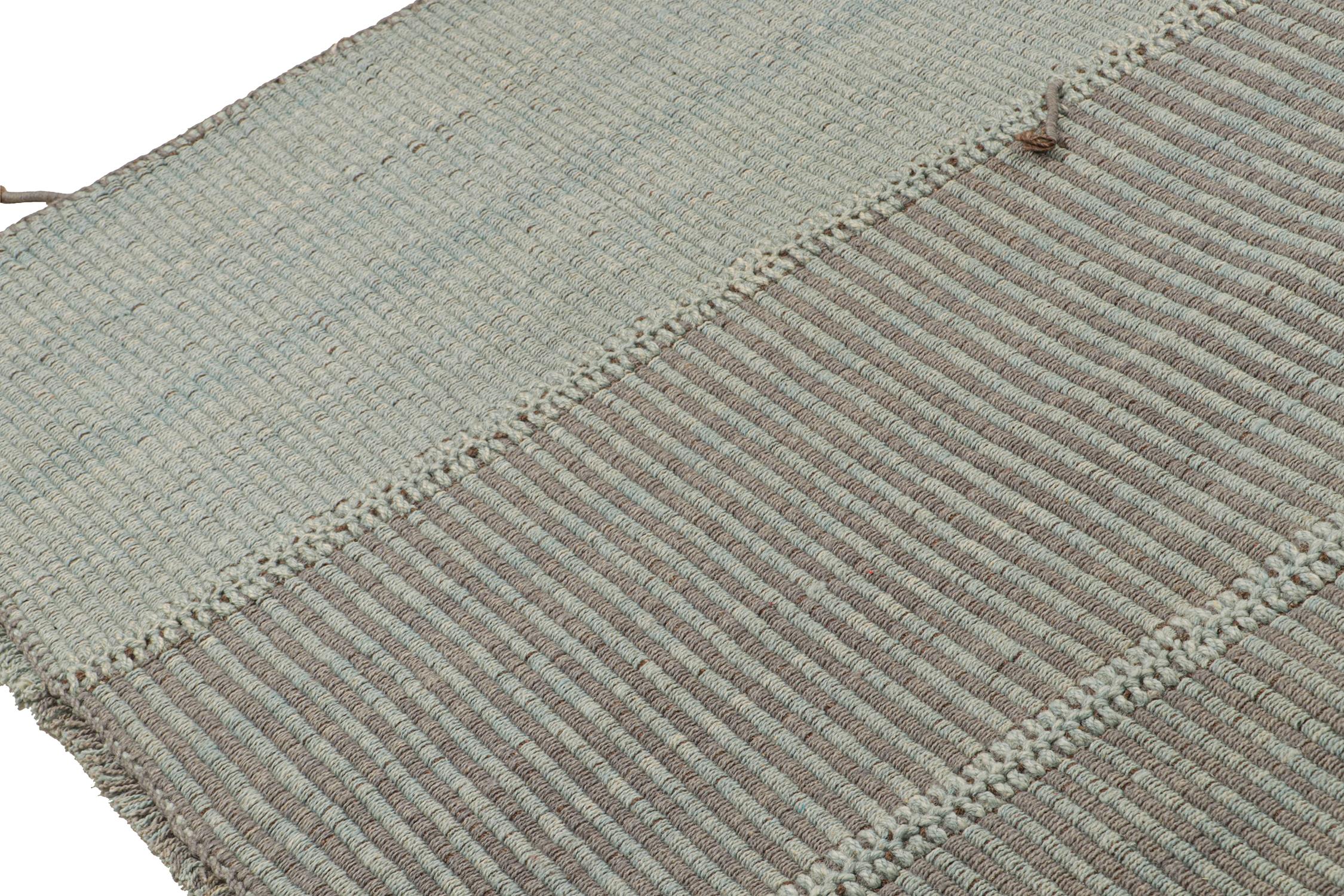 Noué à la main Kilim contemporain personnalisé de Rug & Kilim en bleu avec des rayures grises en vente