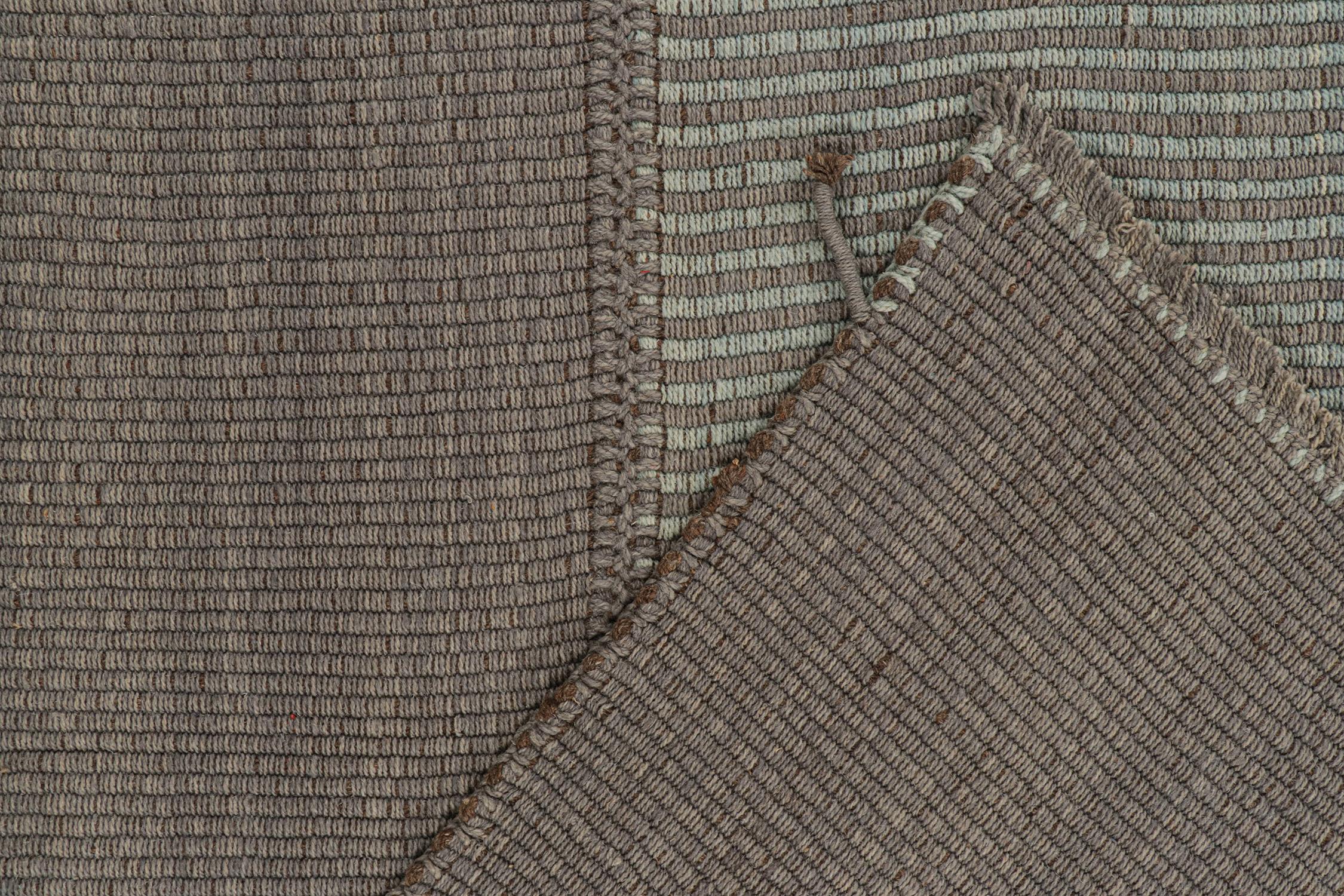XXIe siècle et contemporain Kilim contemporain personnalisé de Rug & Kilim en bleu avec des rayures grises en vente
