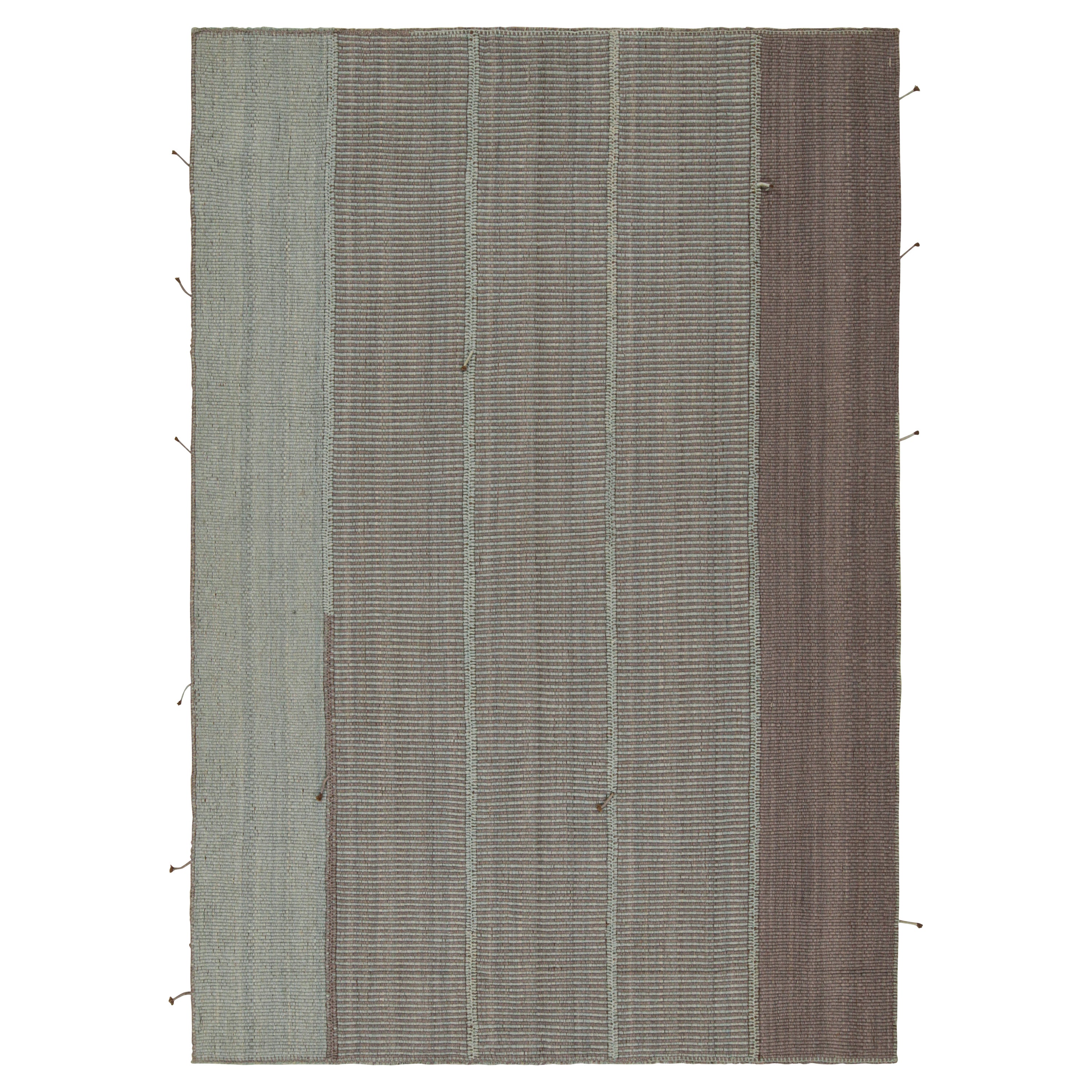 Rug & Kilim è un kilim contemporaneo personalizzato in blu con strisce grigie