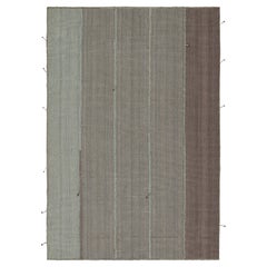 Rug & Kilim è un kilim contemporaneo personalizzato in blu con strisce grigie