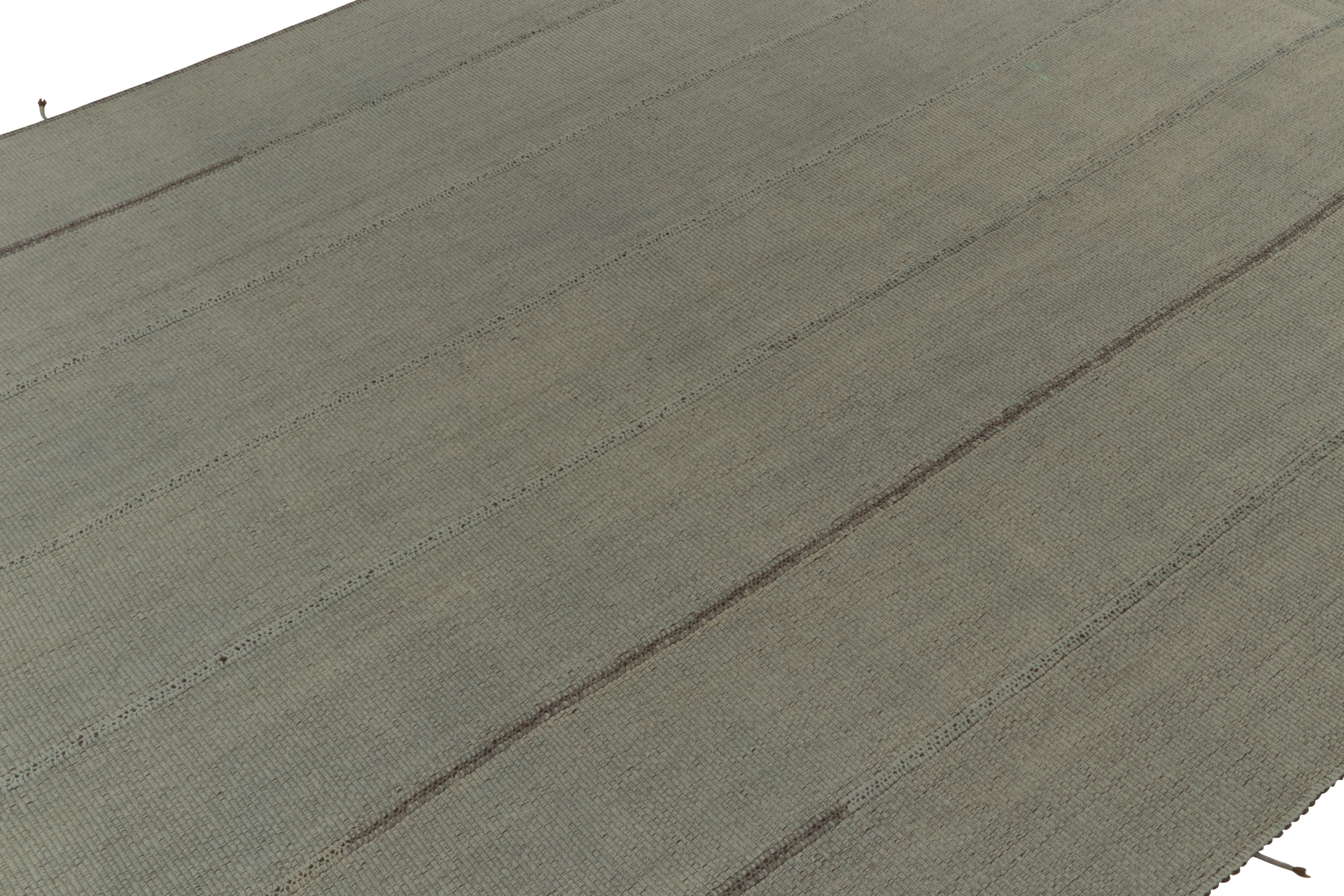 Annodato a mano Rug & Kilim: un kilim contemporaneo personalizzato in azzurro e grigio in vendita