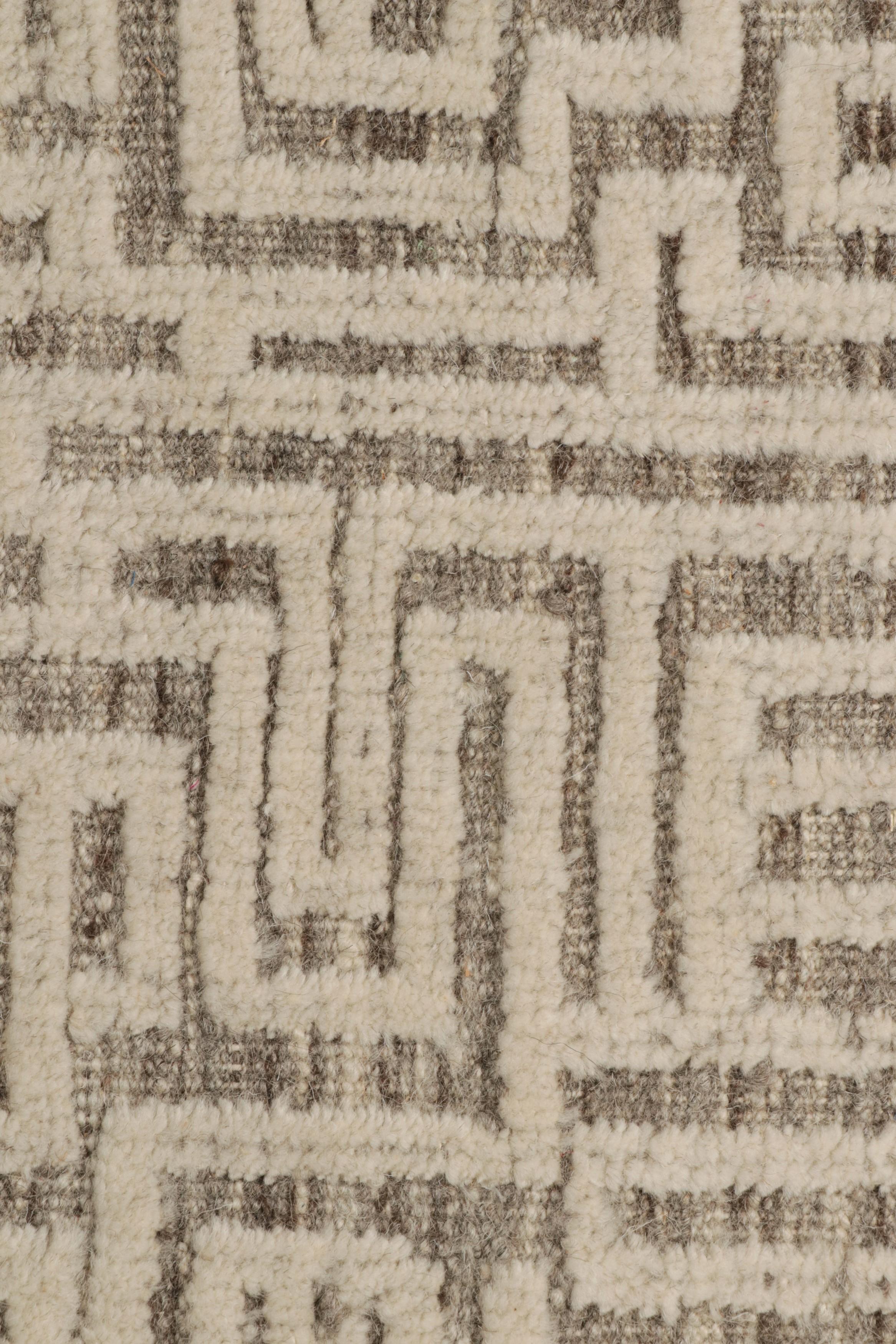 Rug & Kilim's Contemporary Custom Rug Sample, Beige mit weißem geometrischem Muster (Moderne) im Angebot