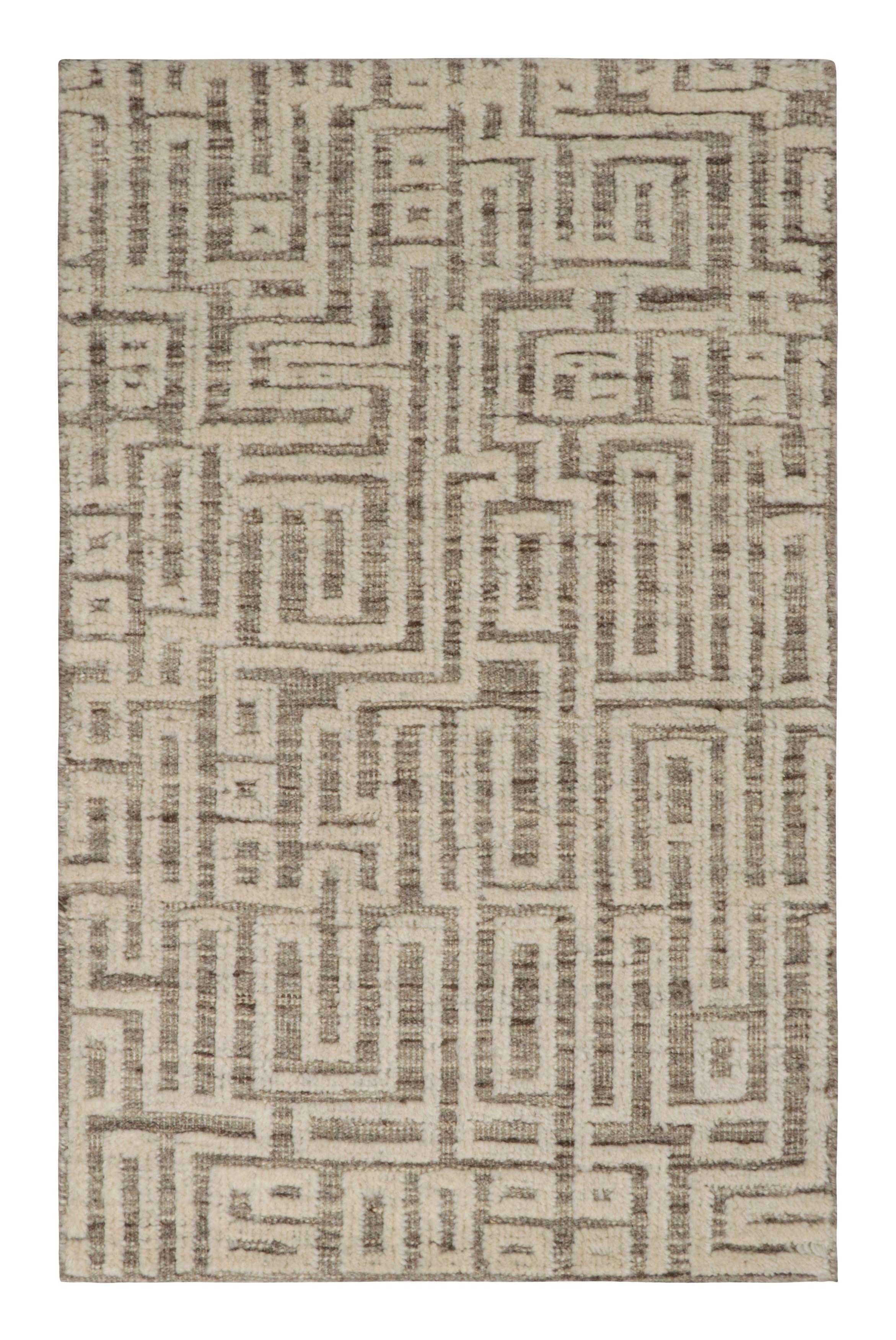 Rug & Kilim's Contemporary Custom Rug Sample, Beige mit weißem geometrischem Muster (Indisch) im Angebot