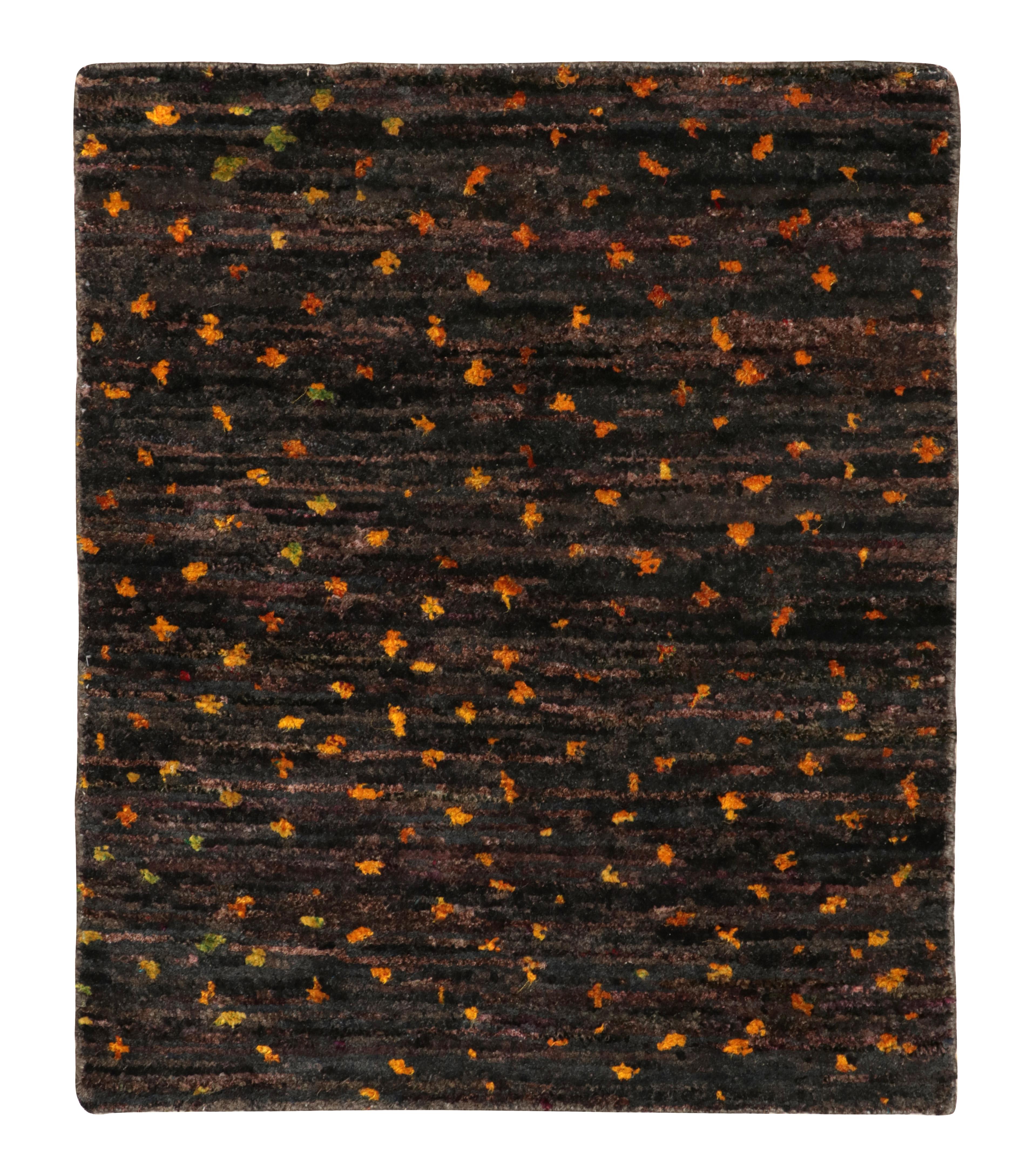 Indien Échantillon de tapis contemporain sur mesure de Rug & Kilim, Brown avec motifs géométriques dorés en vente