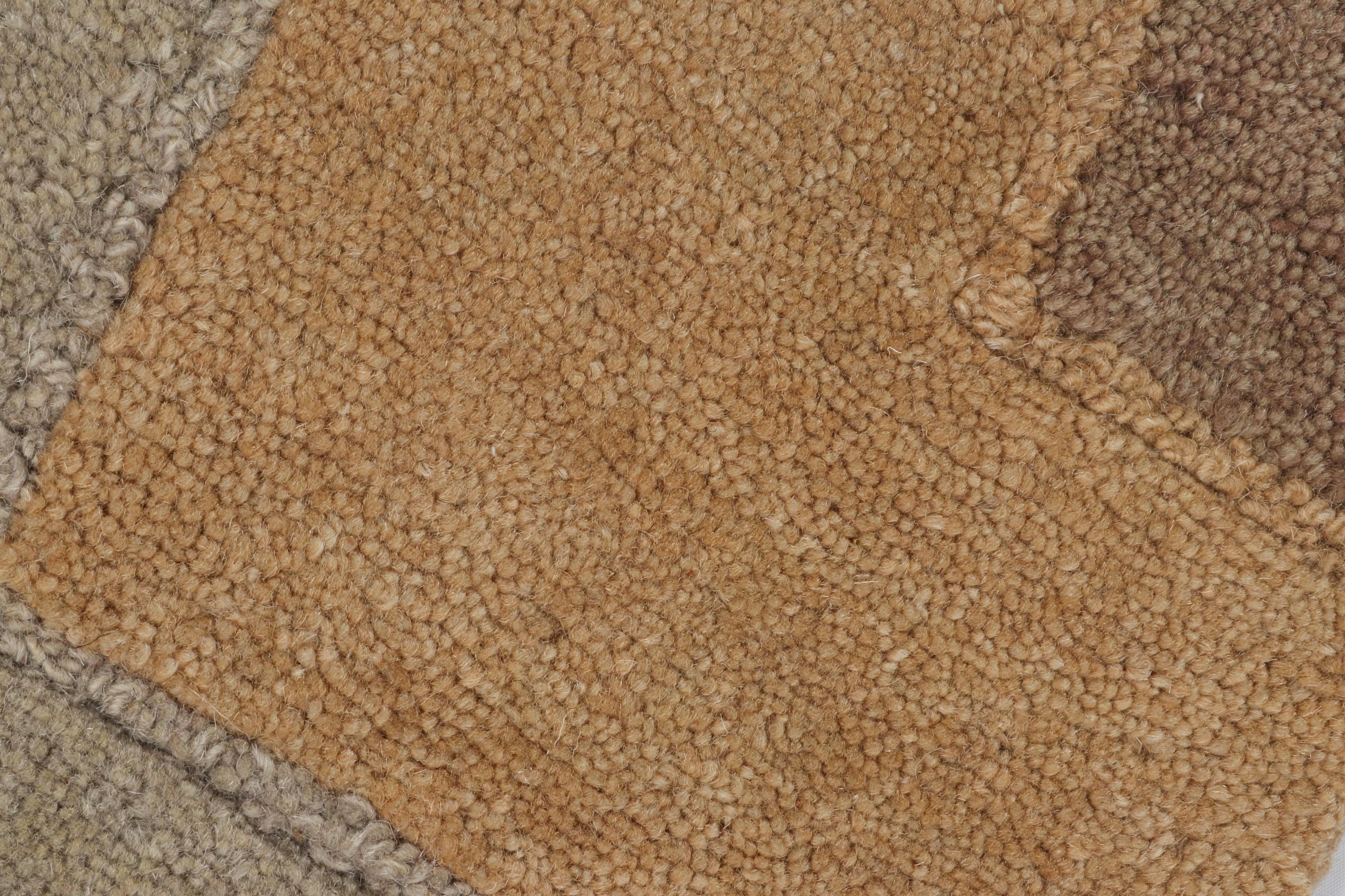 Rug & Kilim's Contemporary Custom Rug Sample mit beige-braunen geometrischen Mustern (Moderne) im Angebot