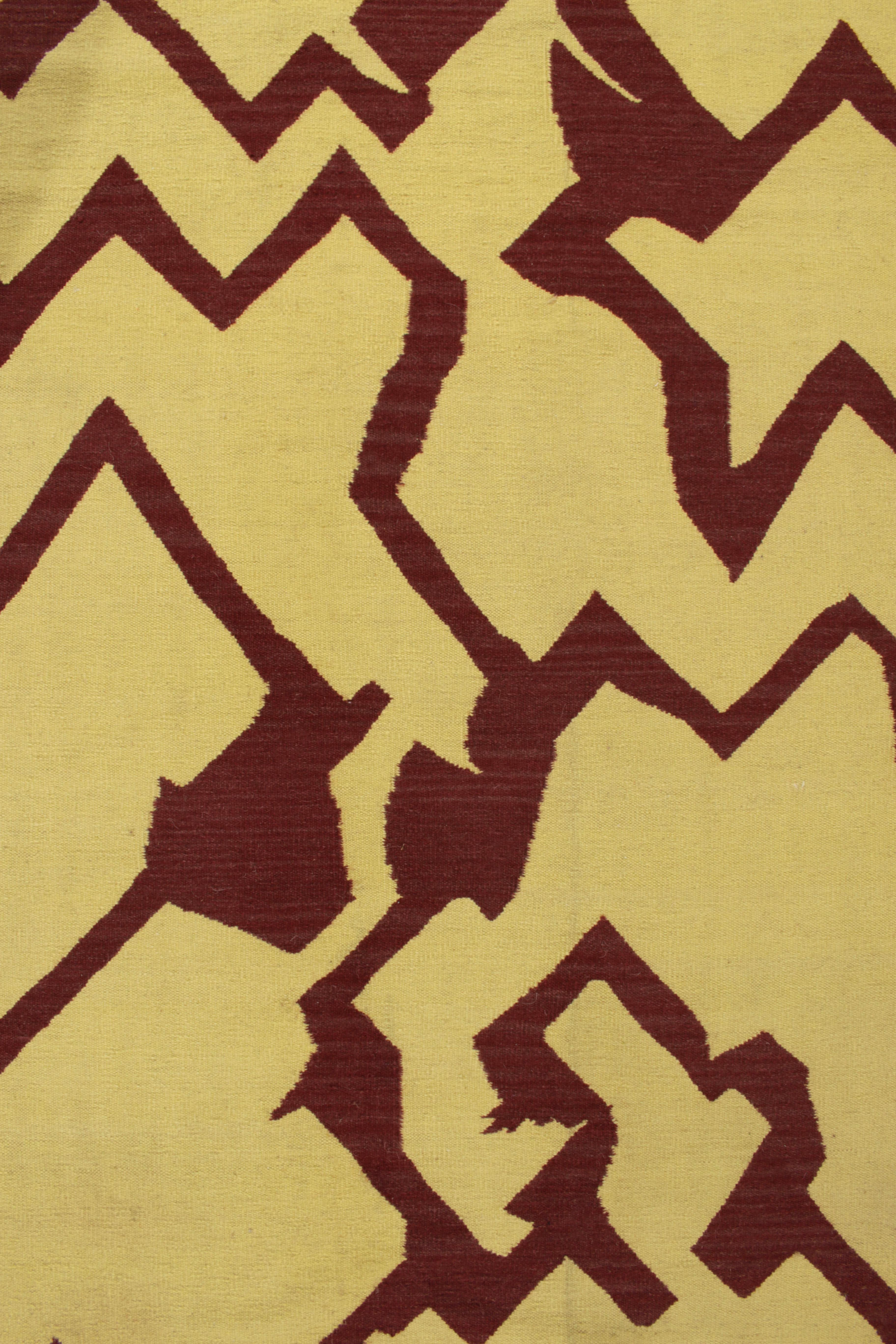 Annodato a mano Rug & Kilim è un tappeto contemporaneo a trama piatta Dhurrie, con motivi geometrici gialli e marroni. in vendita