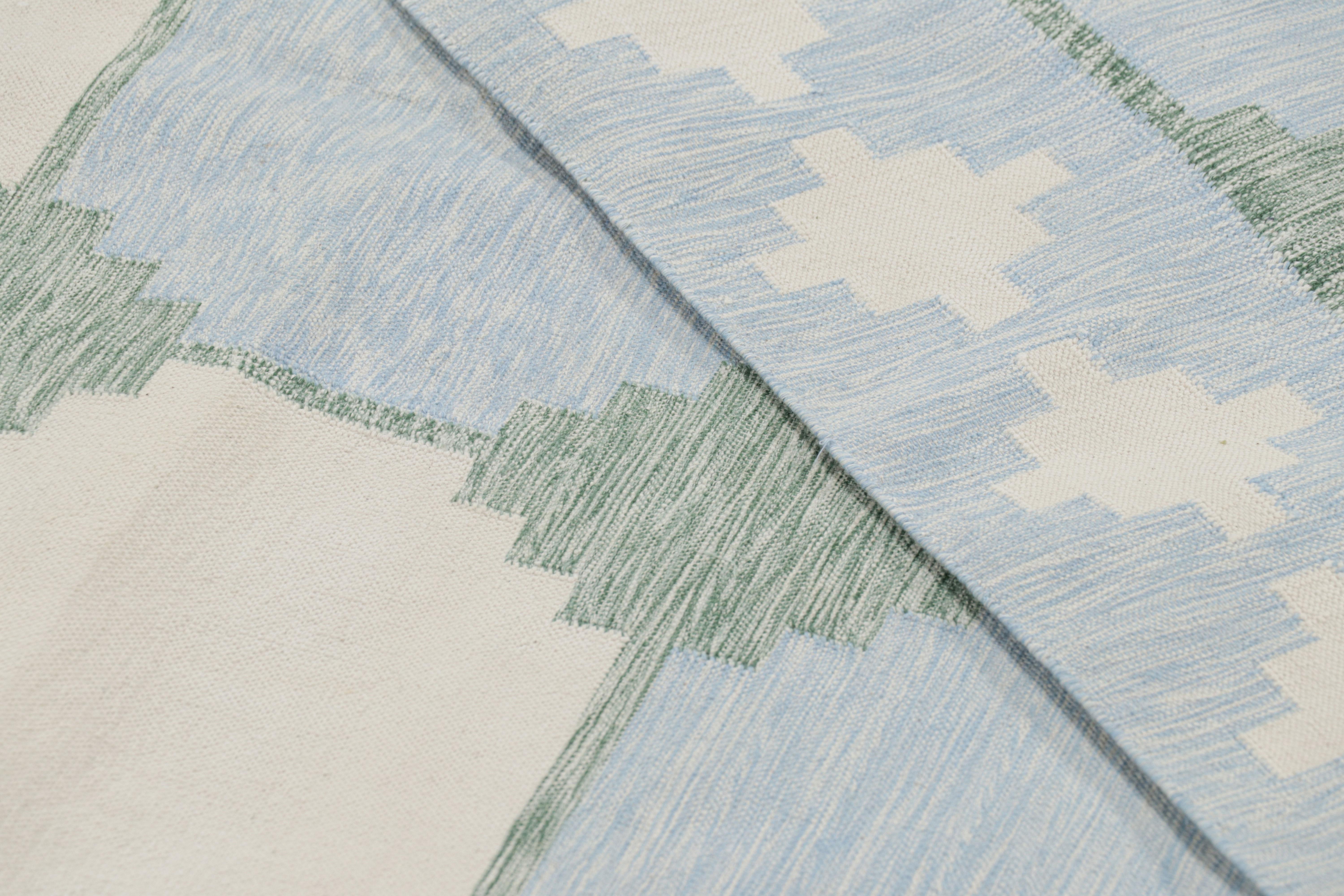 Moderno Rug & Kilim è una dhurrie contemporanea in blu con motivi geometrici color crema e verde acqua. in vendita