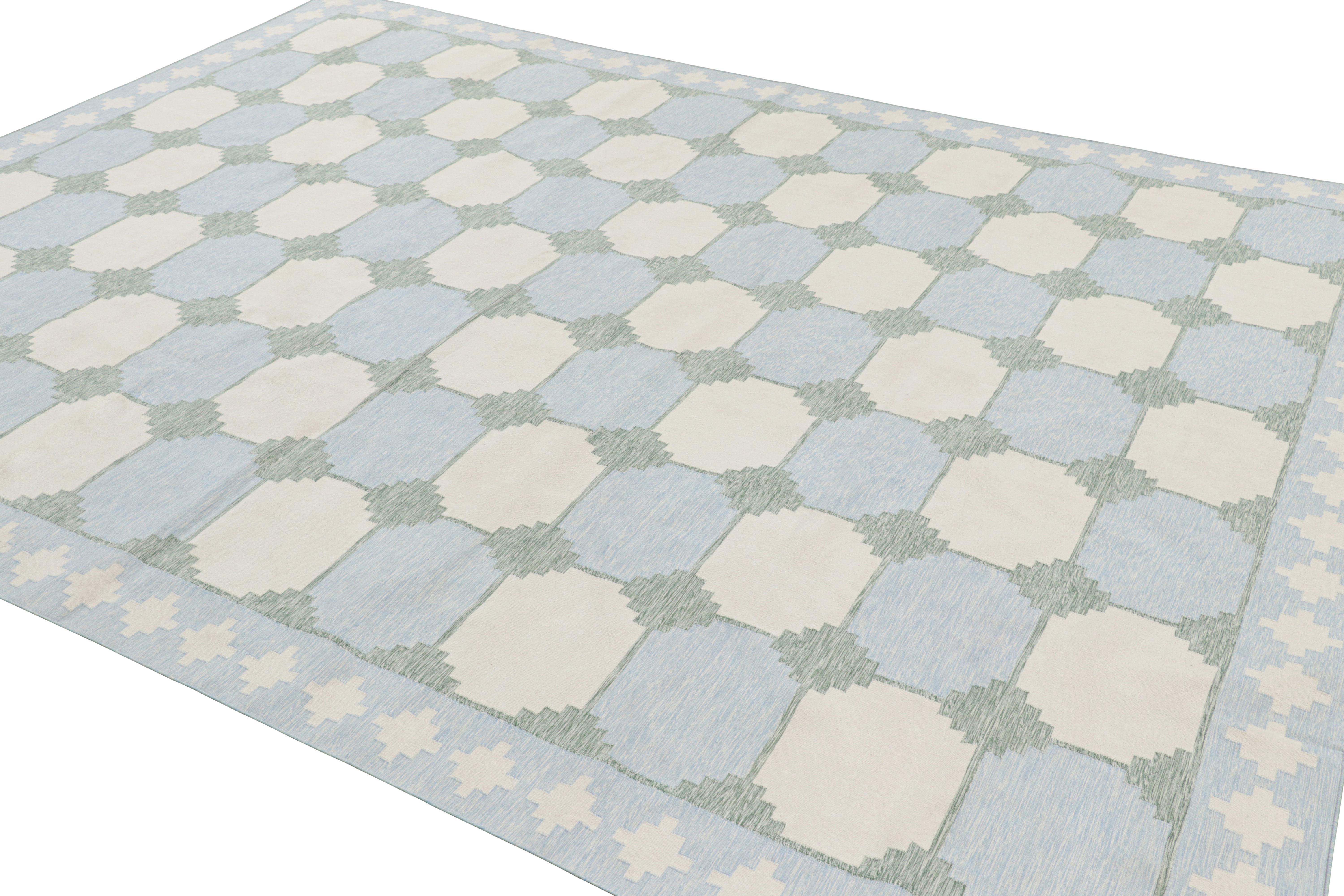 Indiano Rug & Kilim è una dhurrie contemporanea in blu con motivi geometrici color crema e verde acqua. in vendita