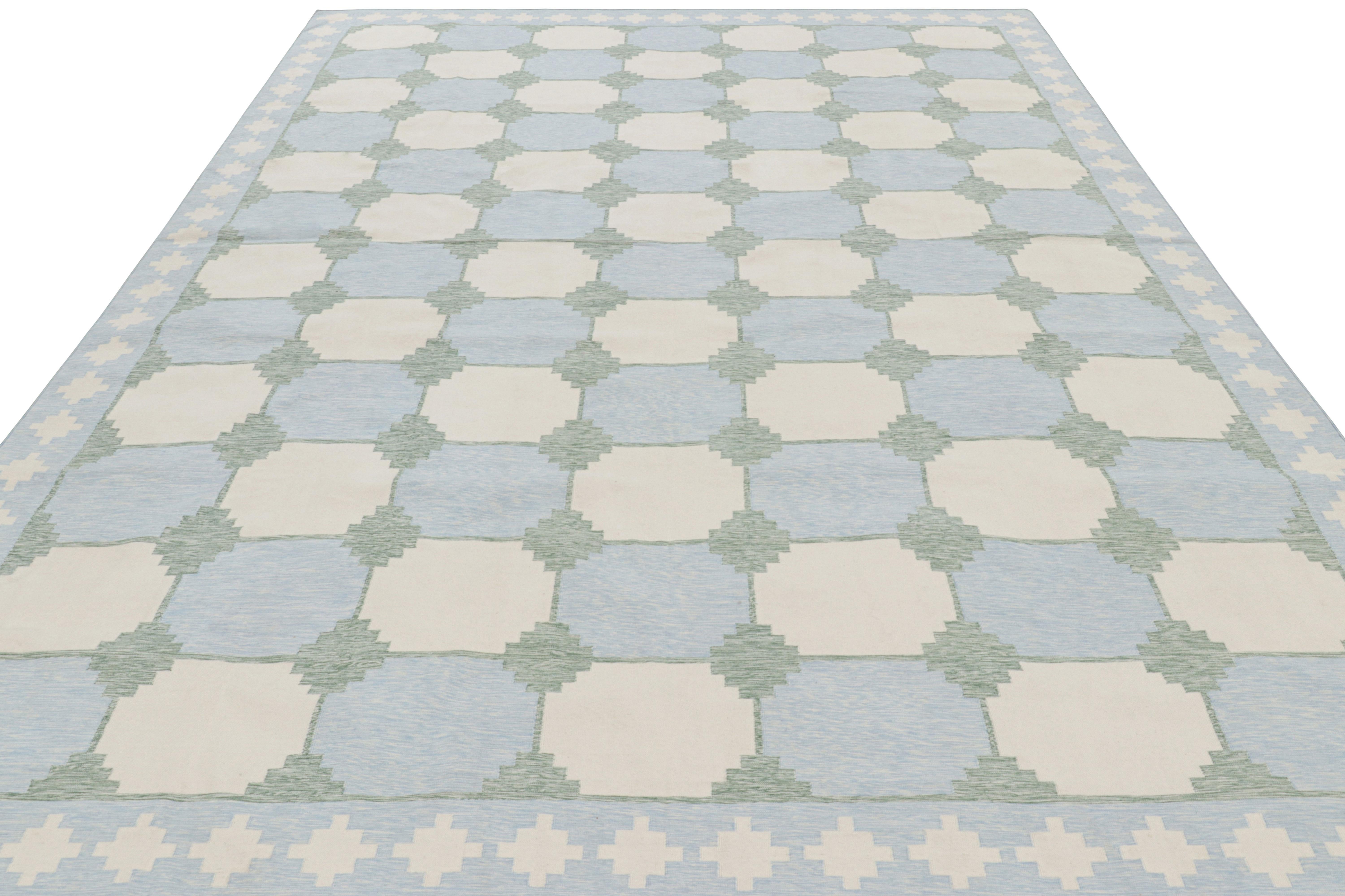 Annodato a mano Rug & Kilim è una dhurrie contemporanea in blu con motivi geometrici color crema e verde acqua. in vendita
