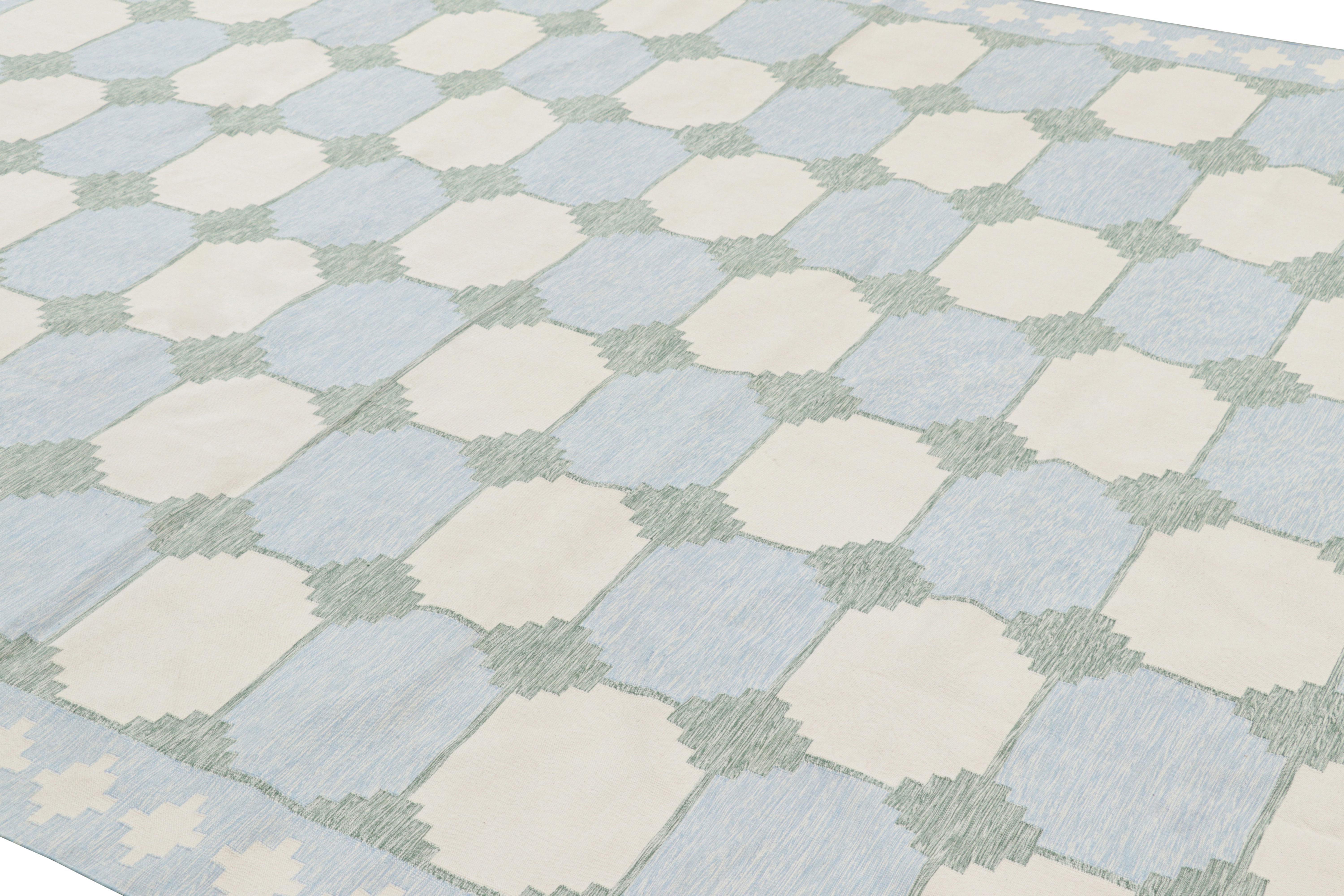 XXI secolo e contemporaneo Rug & Kilim è una dhurrie contemporanea in blu con motivi geometrici color crema e verde acqua. in vendita