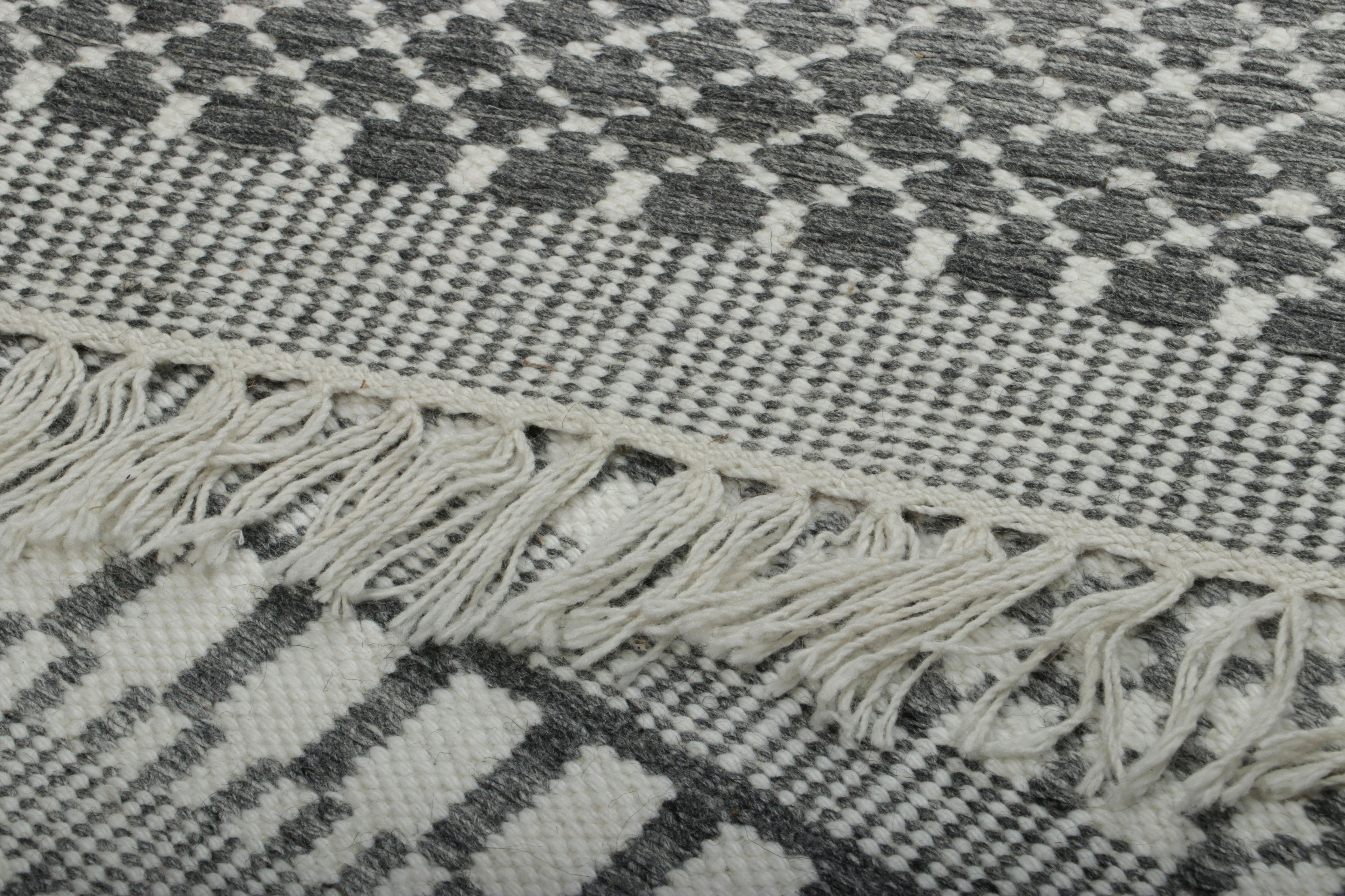 Indian Rug & Kilim's Contemporary Dhurrie in Gray with White Geometric and Patterns For Sale