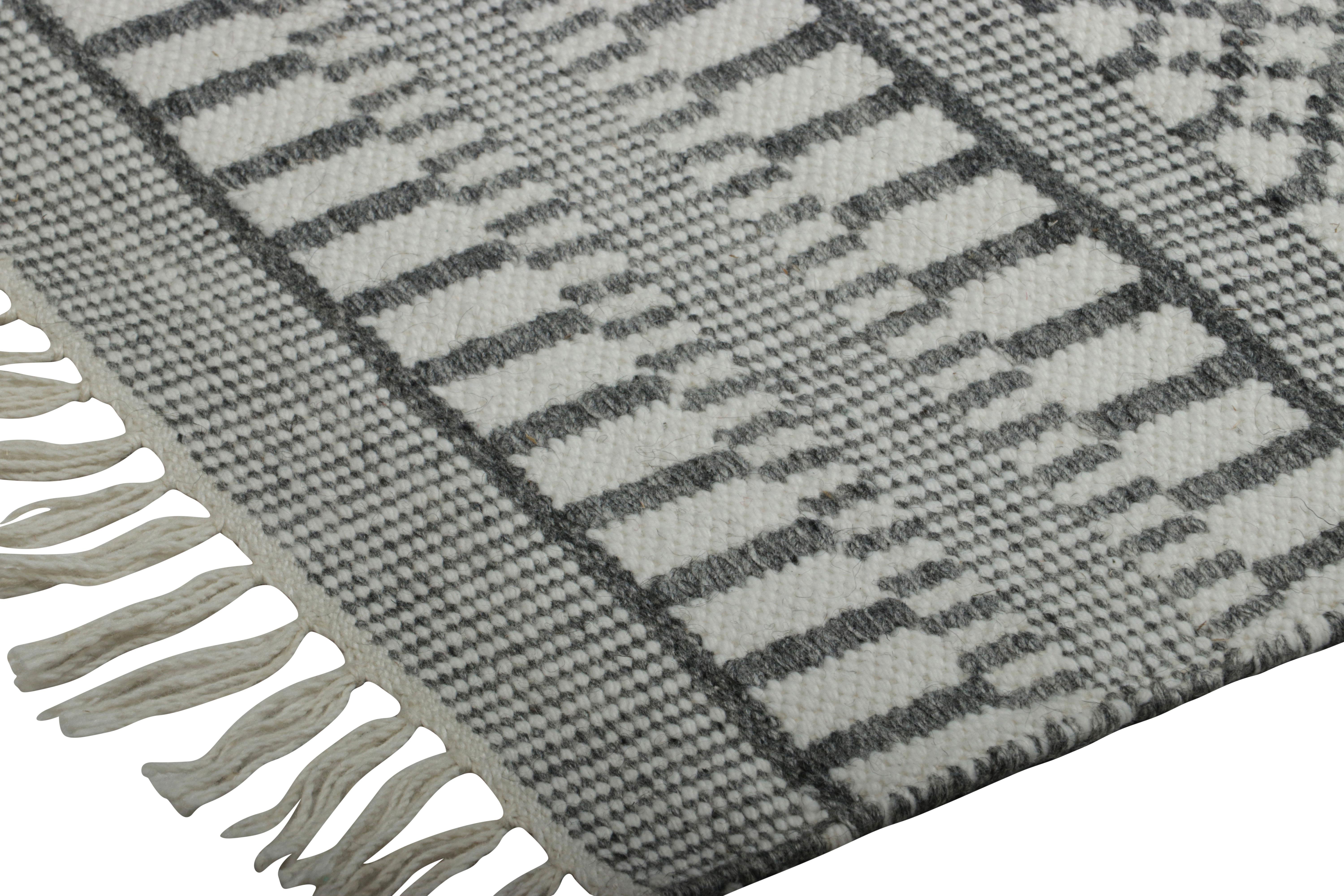 Hand-Woven Rug & Kilim's Contemporary Dhurrie in Gray with White Geometric and Patterns For Sale