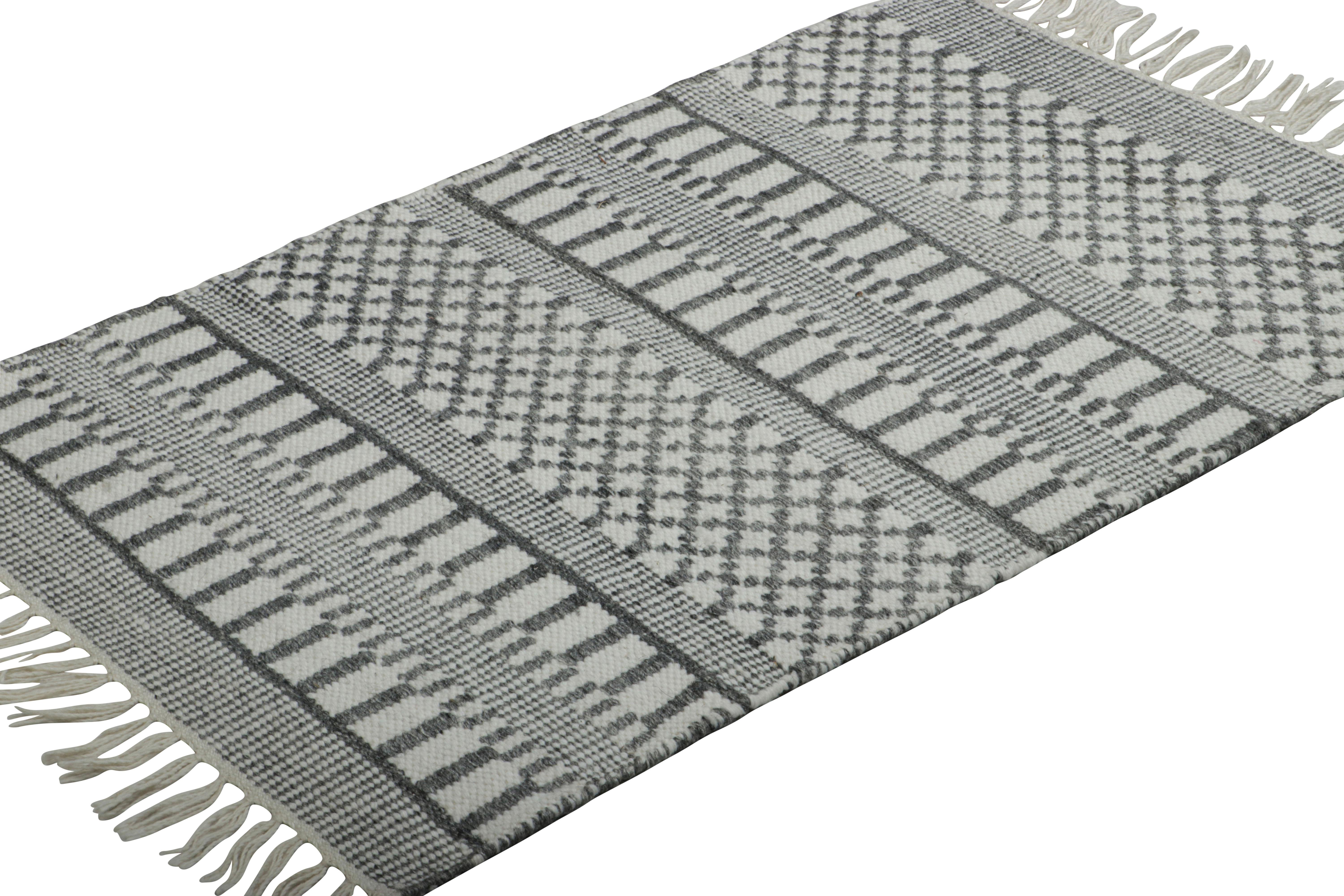 Rug & Kilim's Contemporary Dhurrie in Gray with White Geometric and Patterns In New Condition For Sale In Long Island City, NY